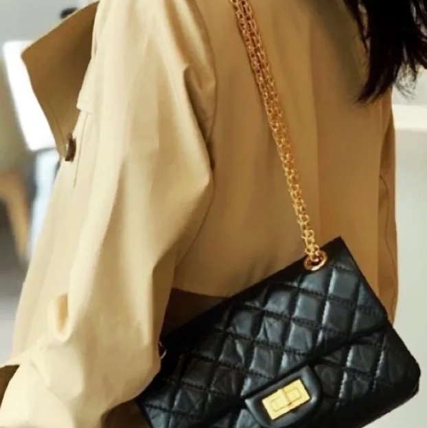 Chanel Mini 2.55 Handbag Aged Calfskin & Gold Black 착용 스타일 - 3