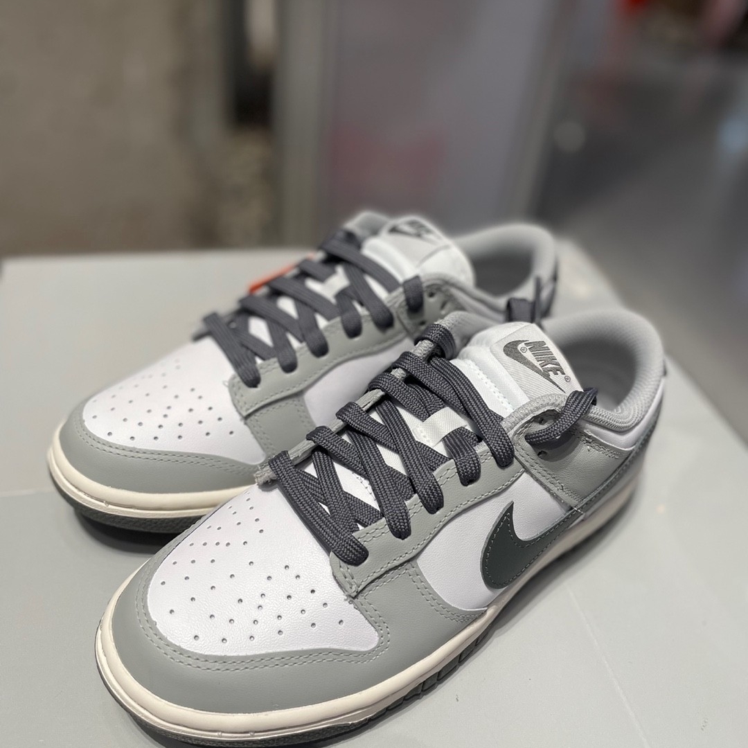 (W) Nike Dunk Low Light Smoke Grey, Jordan 1 x Travis Scott x Fragment Retro Low OG SP Military Blue 착용 스타일 - 2