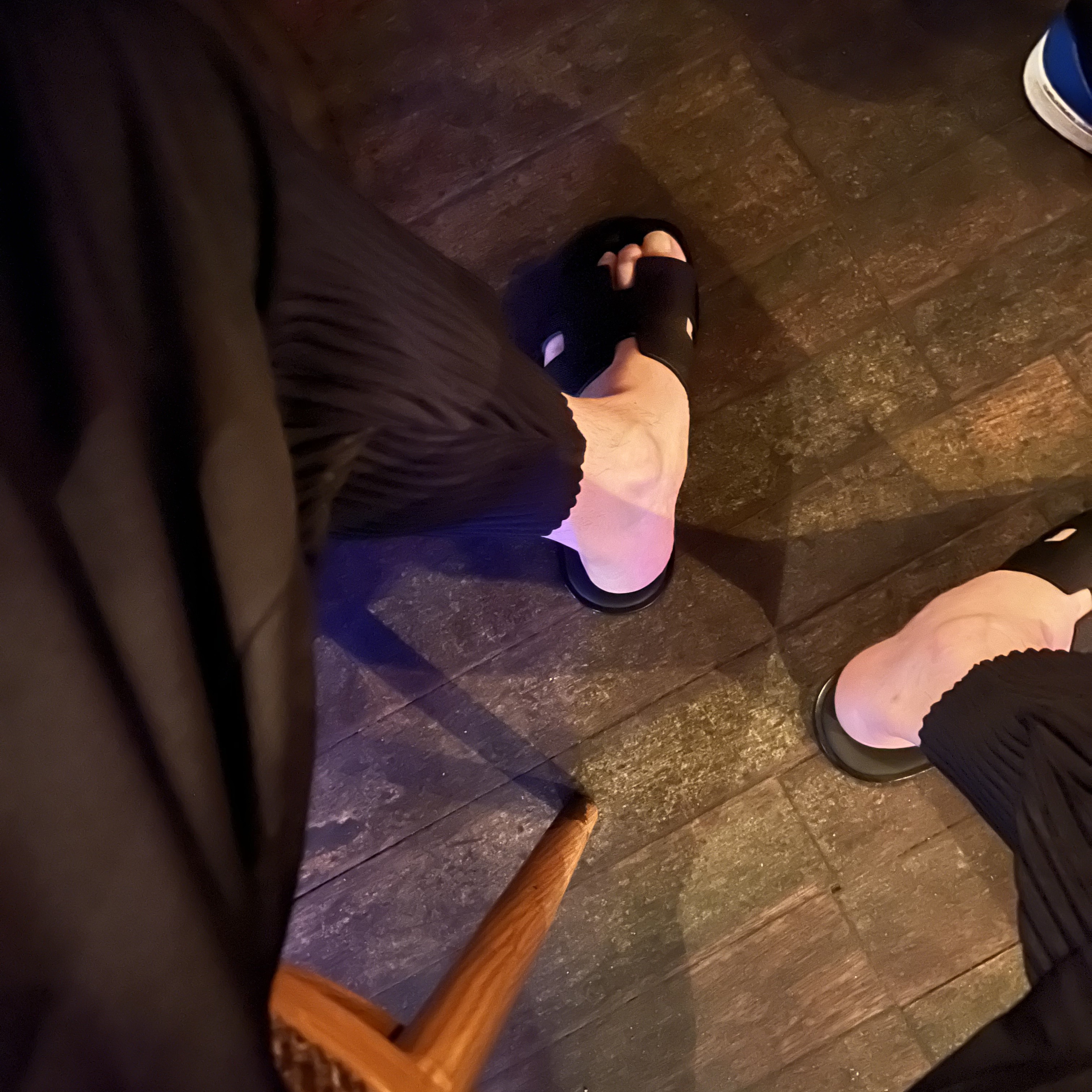 Hermes Izmir Sandal Calfskin & Noir, Homme Plisse Issey Miyake Basics Pants Black 착용 스타일
