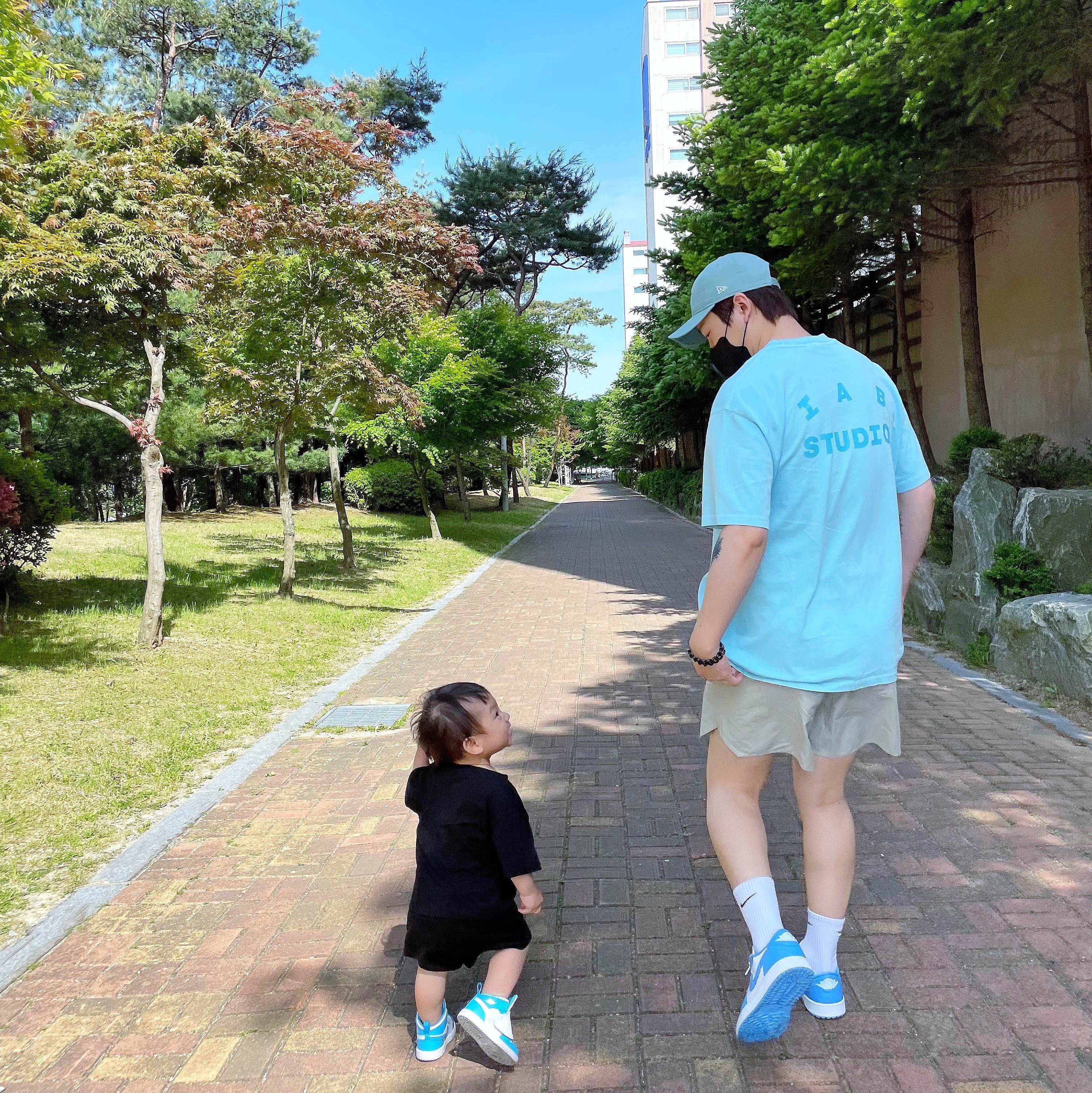 IAB Studio Pigment T-Shirt Cyan, Jordan 1 Low Golf White and University Blue 착용 스타일