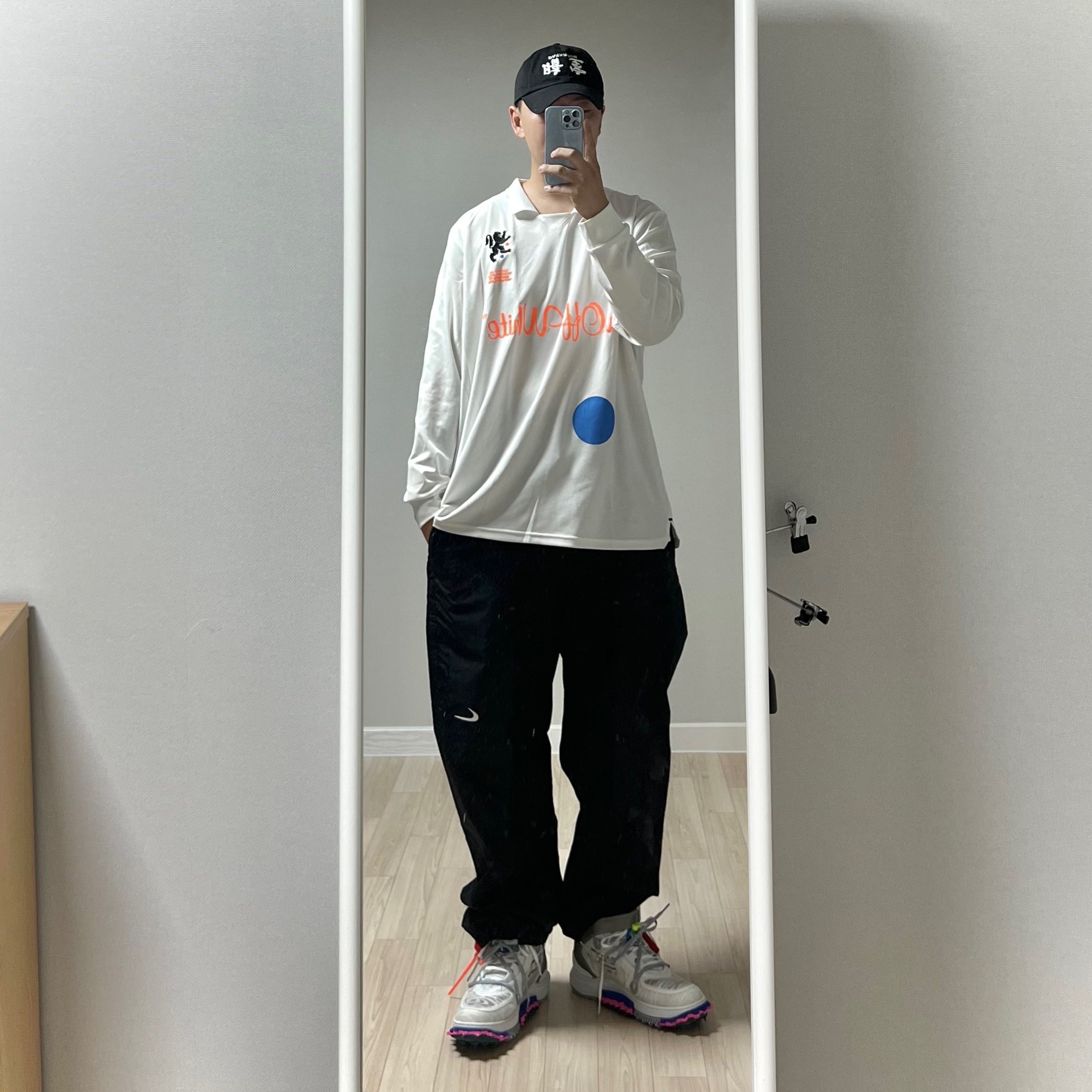 Darkr8m Studio Upside Down White Logo Cap, Nike x Off-White Air Force 1 Mid SP White 착용 스타일 - 1