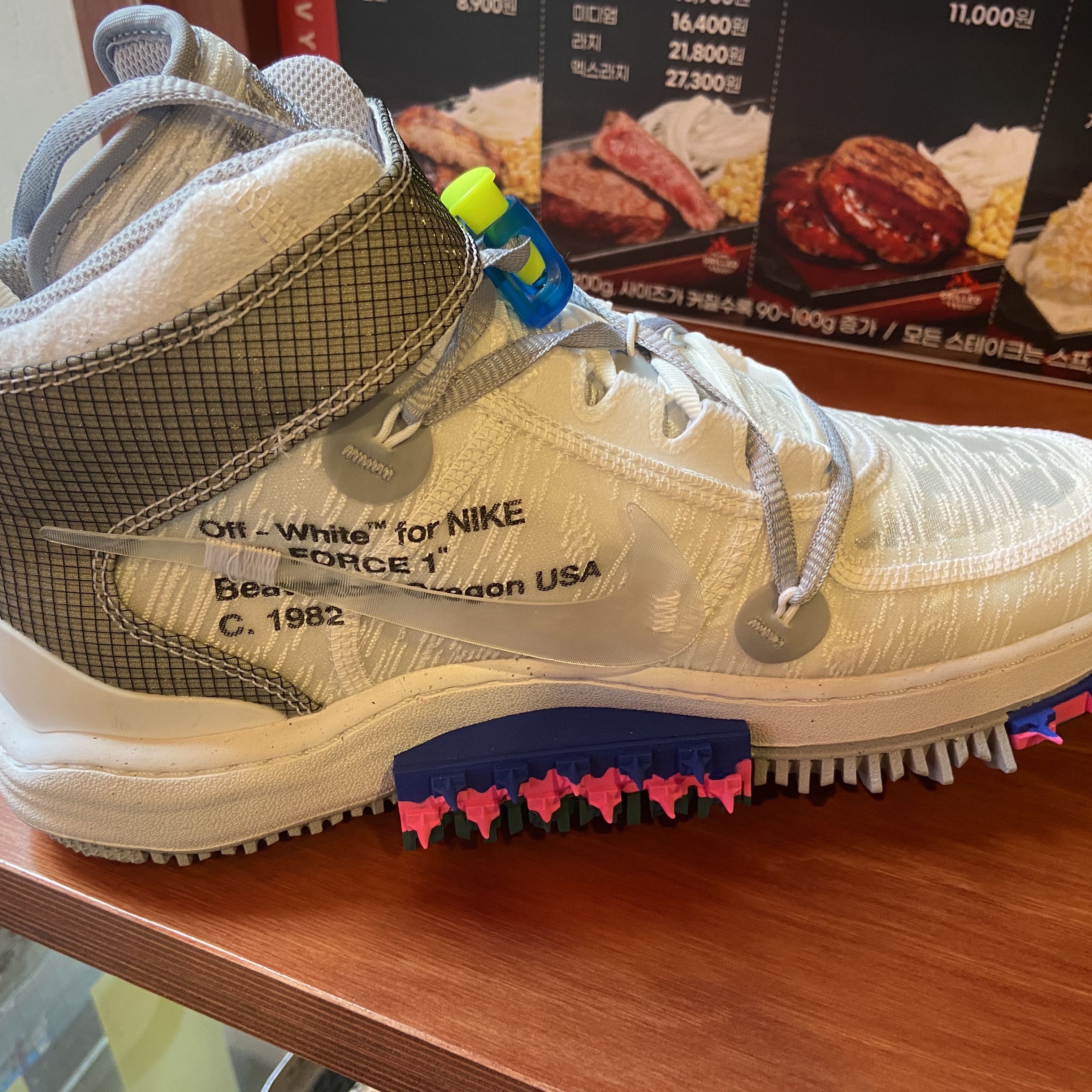 Nike x Off-White Air Force 1 Mid SP White 착용 스타일 - 2