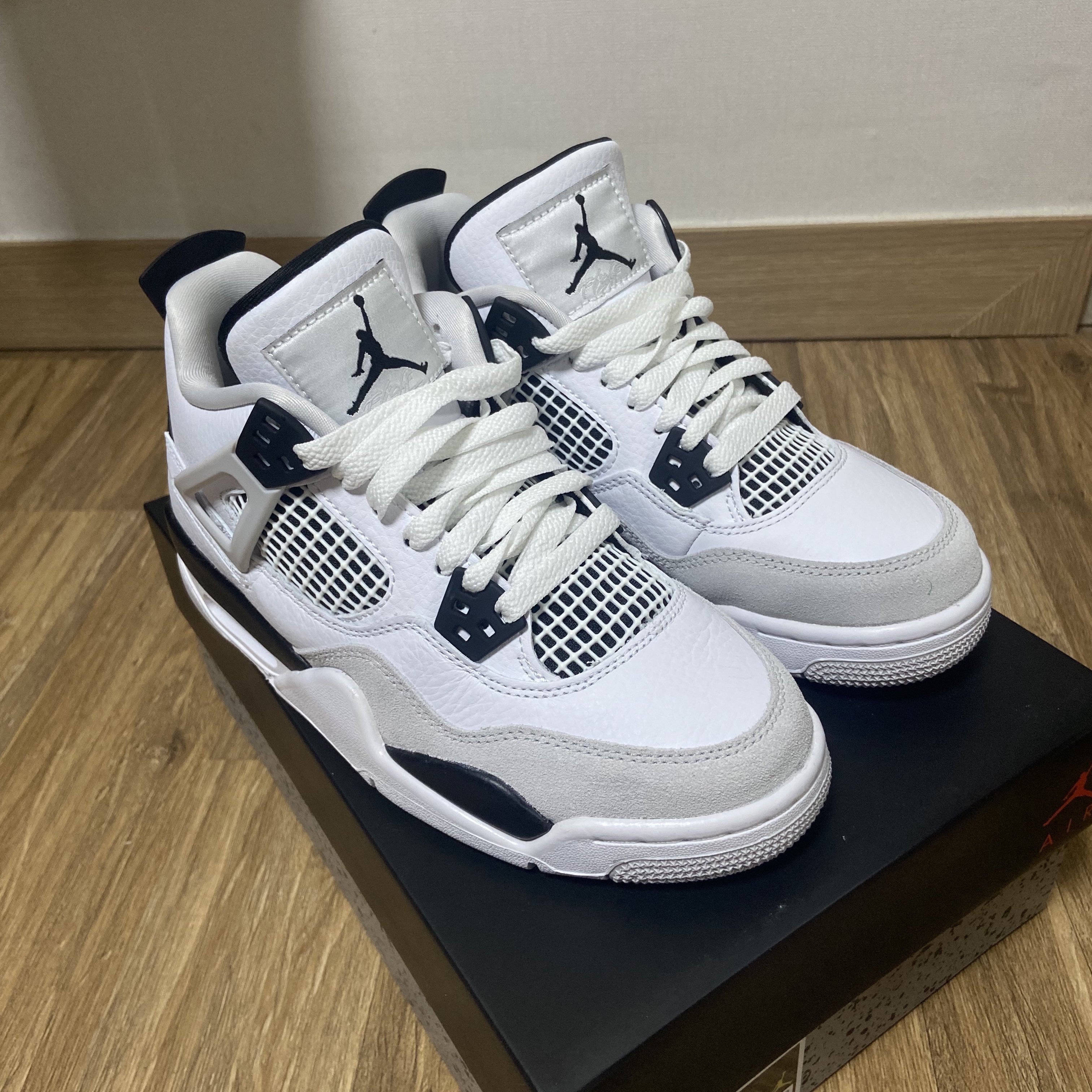 (GS) Jordan 4 Retro White and Black 착용 스타일 - 1