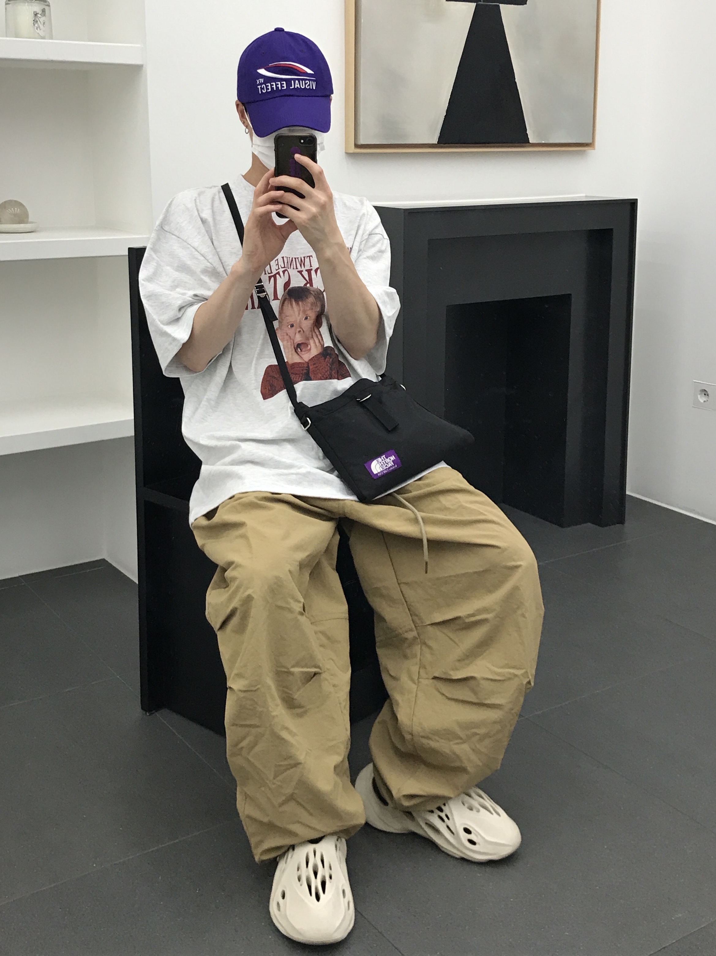 Adidas Yeezy Foam RNNR Sand 착용 스타일