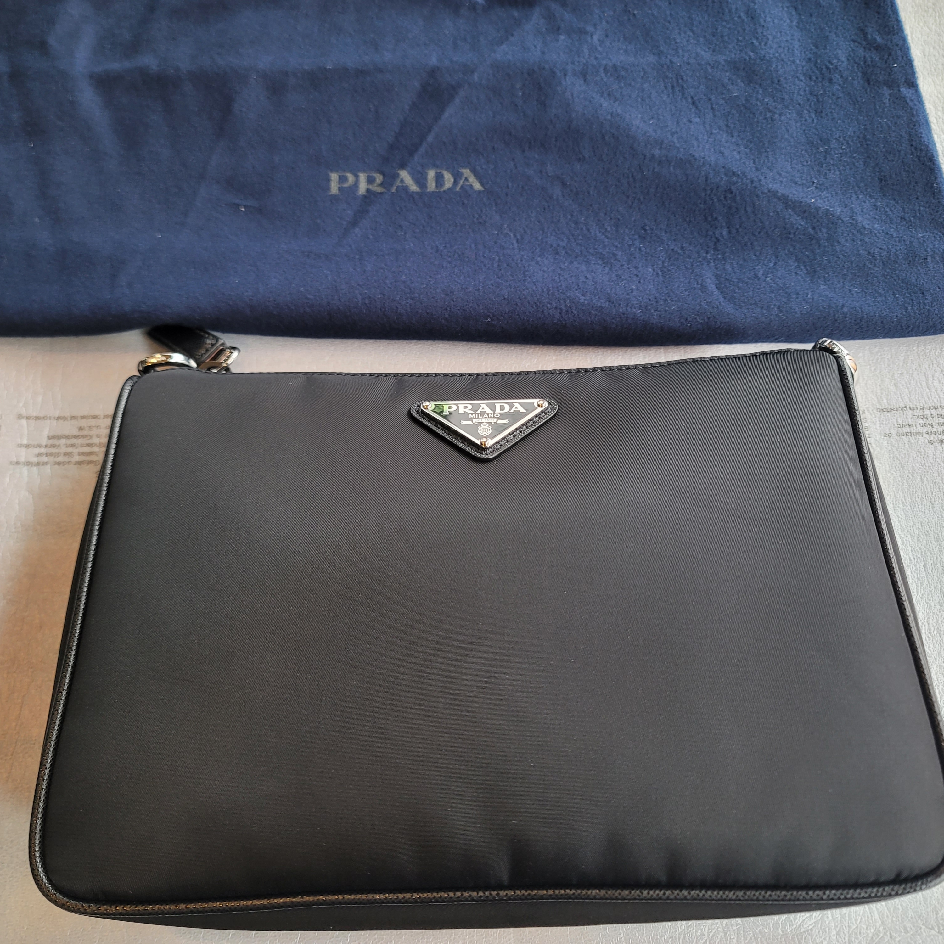 Prada Re-Nylon and Saffiano Leather Shoulder Bag Black 착용 스타일 - 2