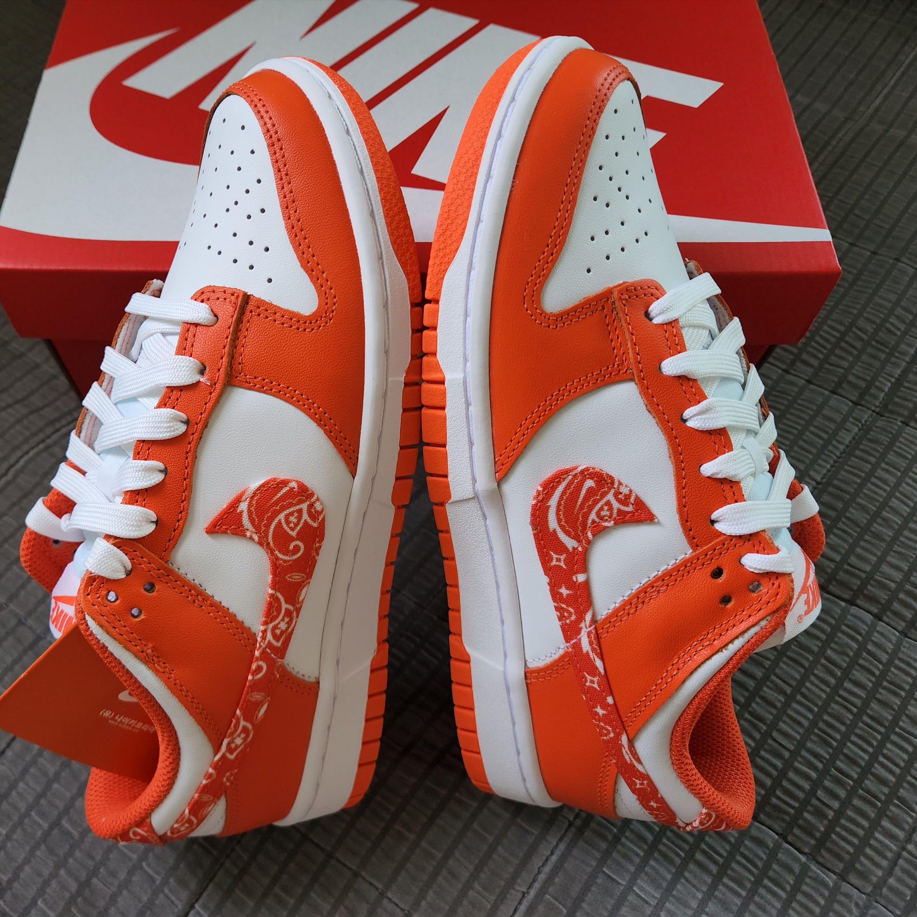 (W) Nike Dunk Low Essential Orange Paisley 착용 스타일 - 3