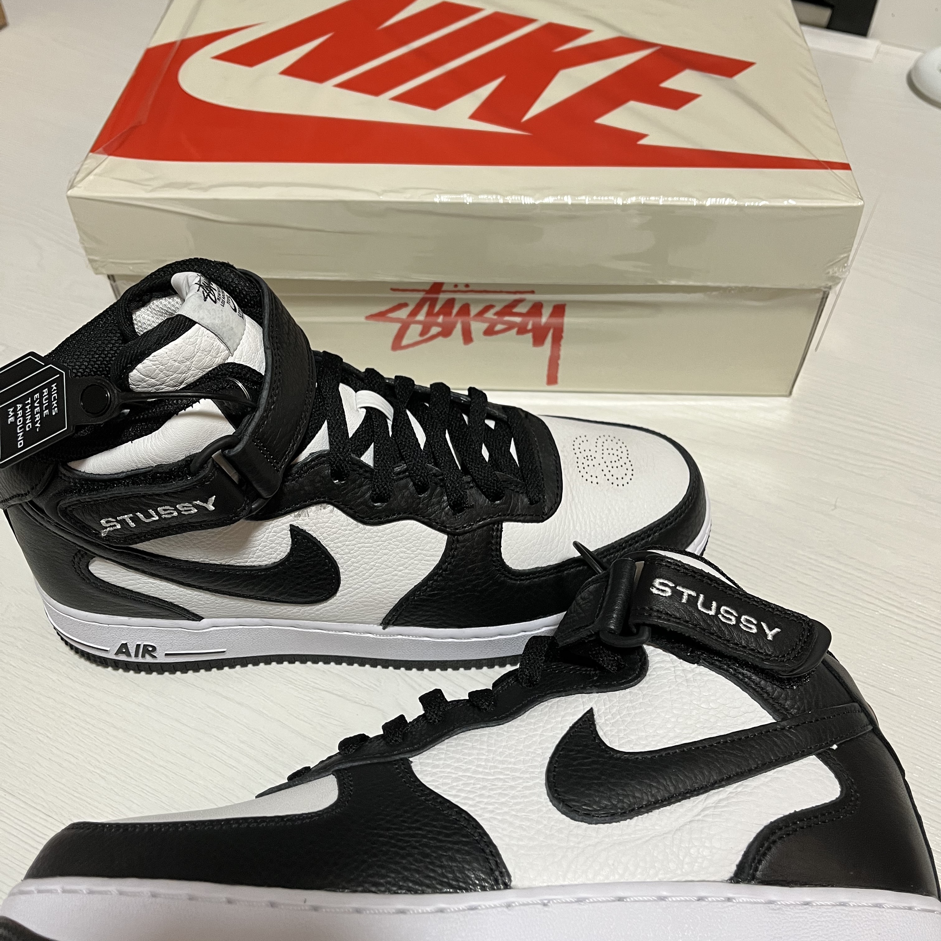 Nike x Stussy Air Force 1 '07 Mid SP Black and Light Bone 착용 스타일 - 5