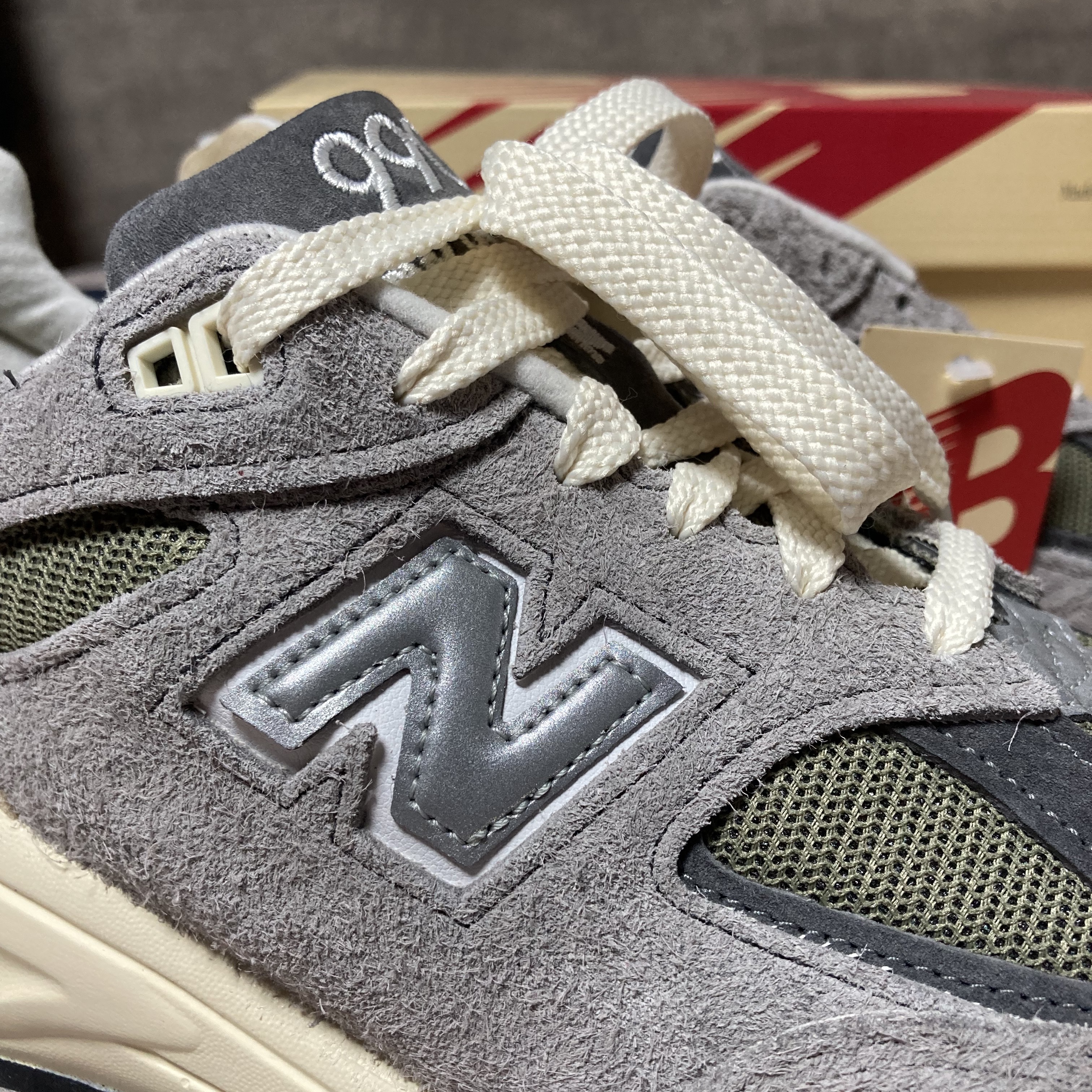 New Balance 990v2 Made in USA Marblehead Incense 착용 스타일 - 3