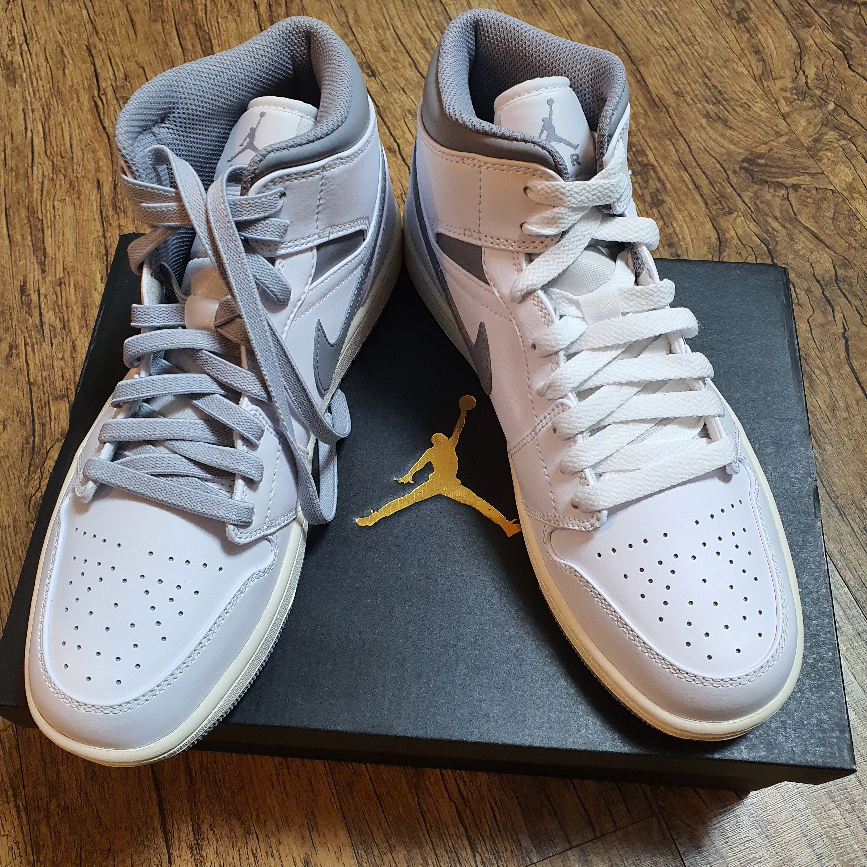 Jordan 1 Mid White Stealth 착용 스타일 - 1