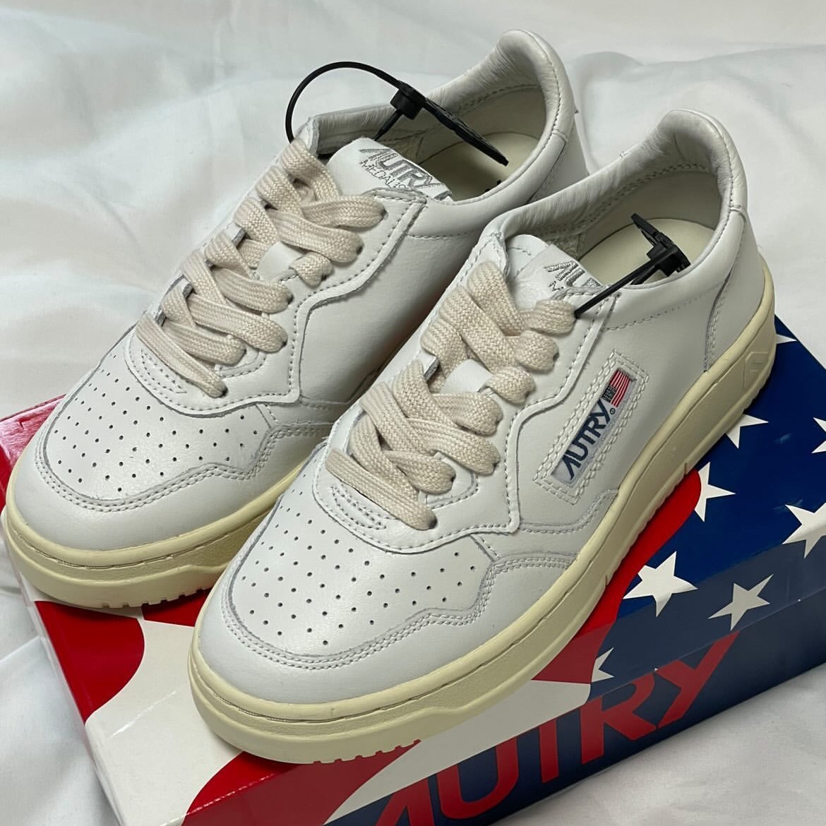 (W) Autry Medalist Low Leather Sneakers White 착용 스타일