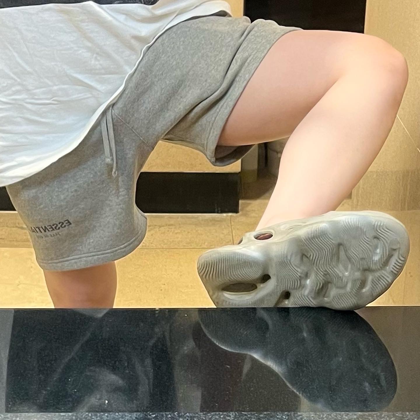 Essentials The Core Collection Sweatshorts Heather Oatmeal, Adidas Yeezy Foam RNNR Stone Sage 착용 스타일 - 1