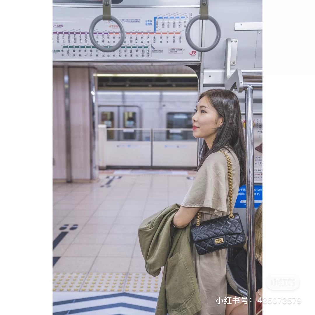 Chanel Mini 2.55 Handbag Aged Calfskin & Gold Black 착용 스타일 - 1