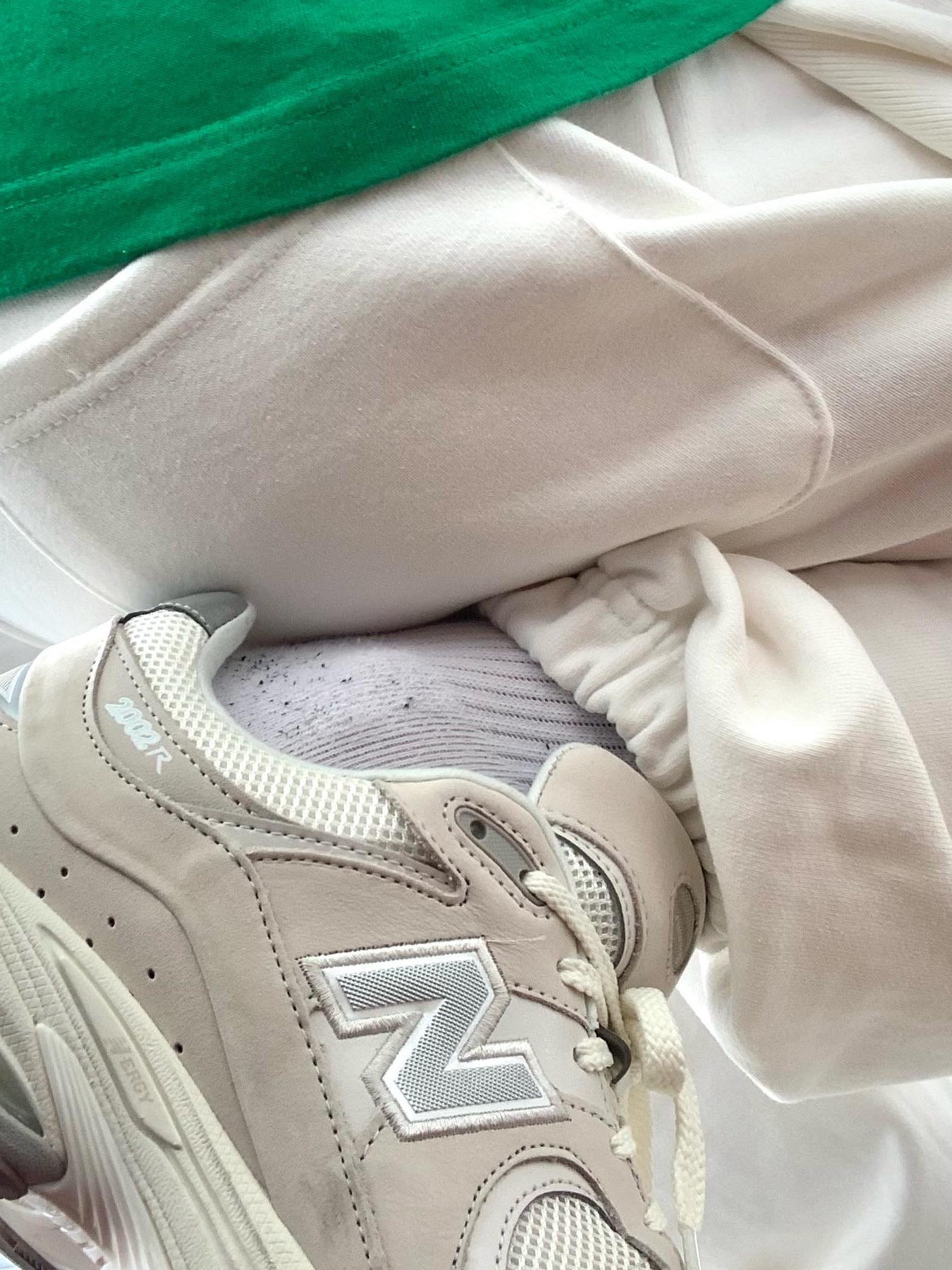 New Balance 2002R White Ivory 착용 스타일 - 5