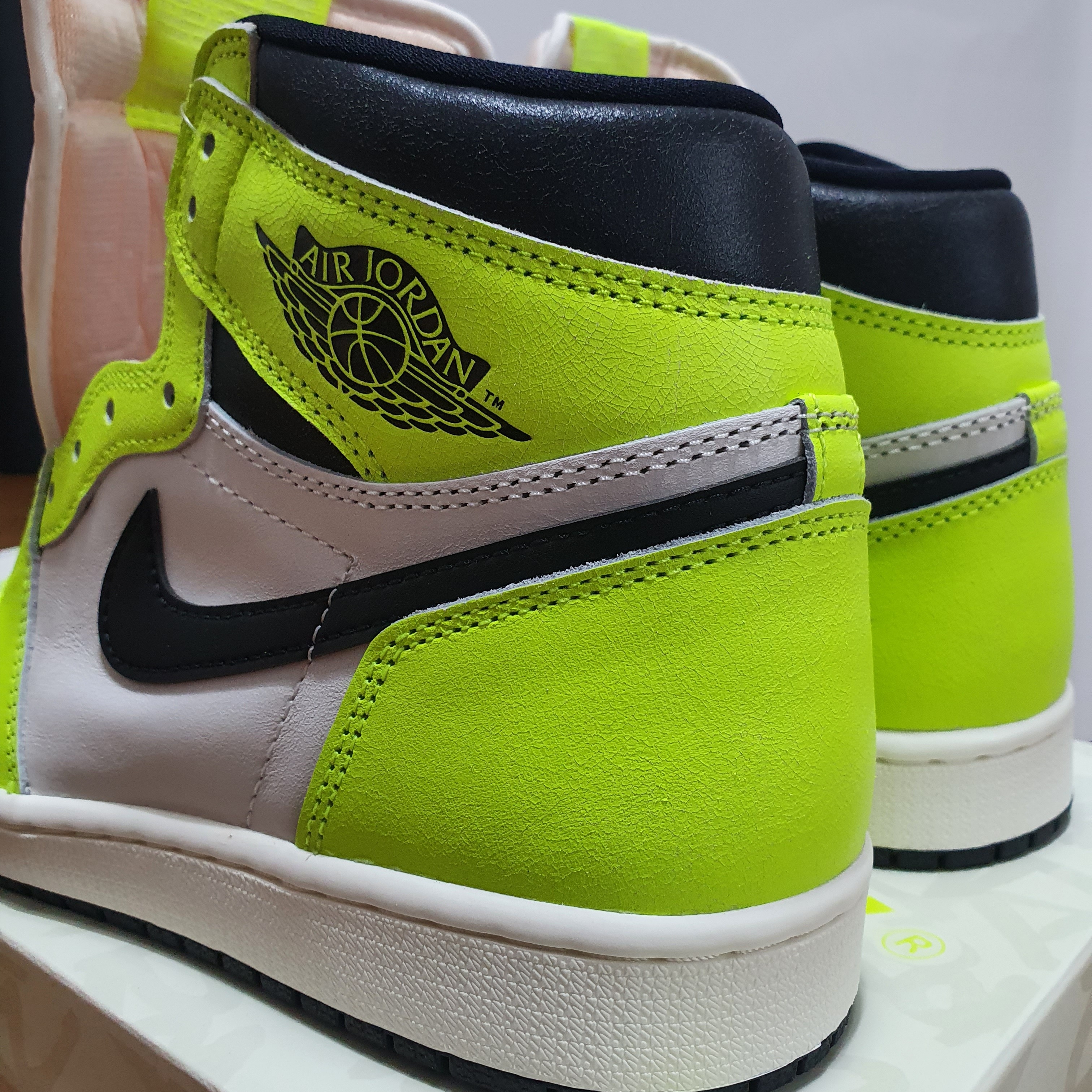 Jordan 1 Retro High OG Volt 착용 스타일