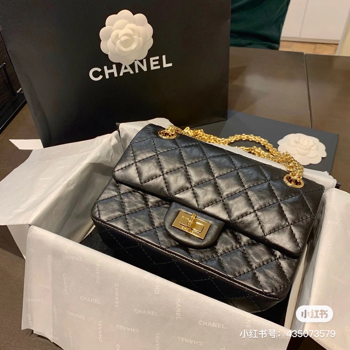 Chanel Mini 2.55 Handbag Aged Calfskin & Gold Black 착용 스타일 - 3