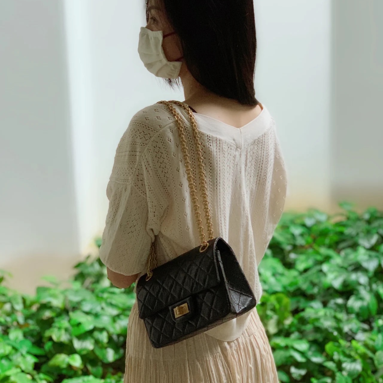 Chanel Mini 2.55 Handbag Aged Calfskin & Gold Black 착용 스타일 - 1