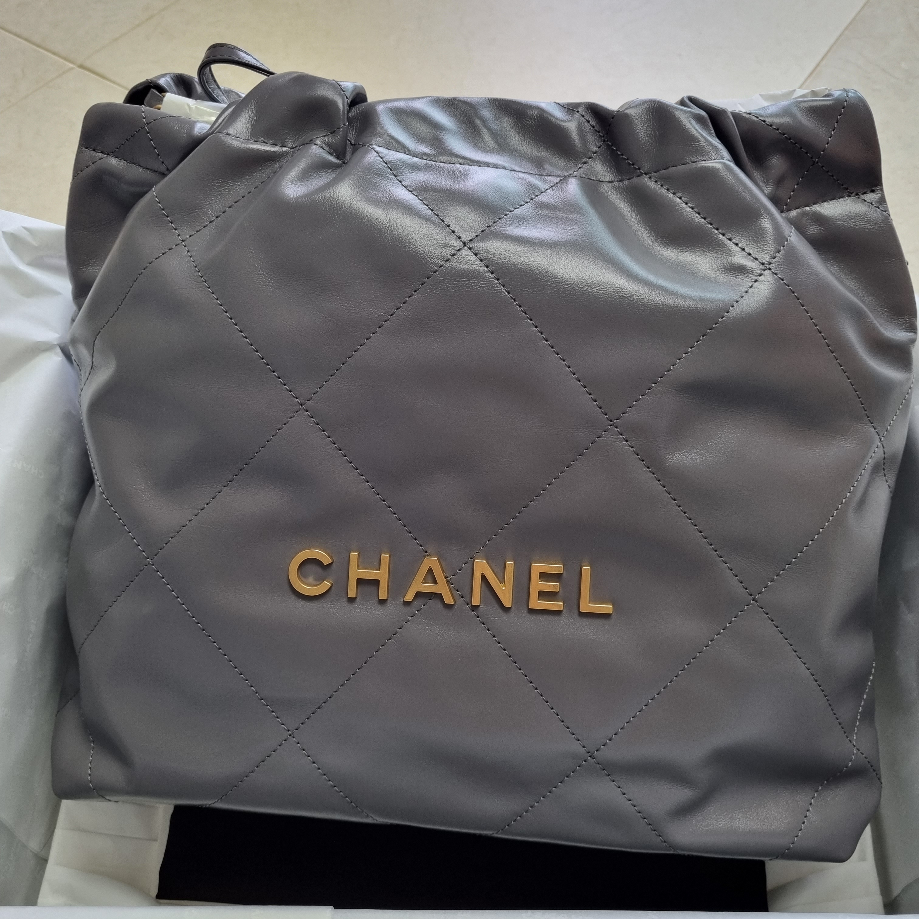 Chanel 22 Small Handbag Shiny Calfskin & Gold Dark Grey 착용 스타일