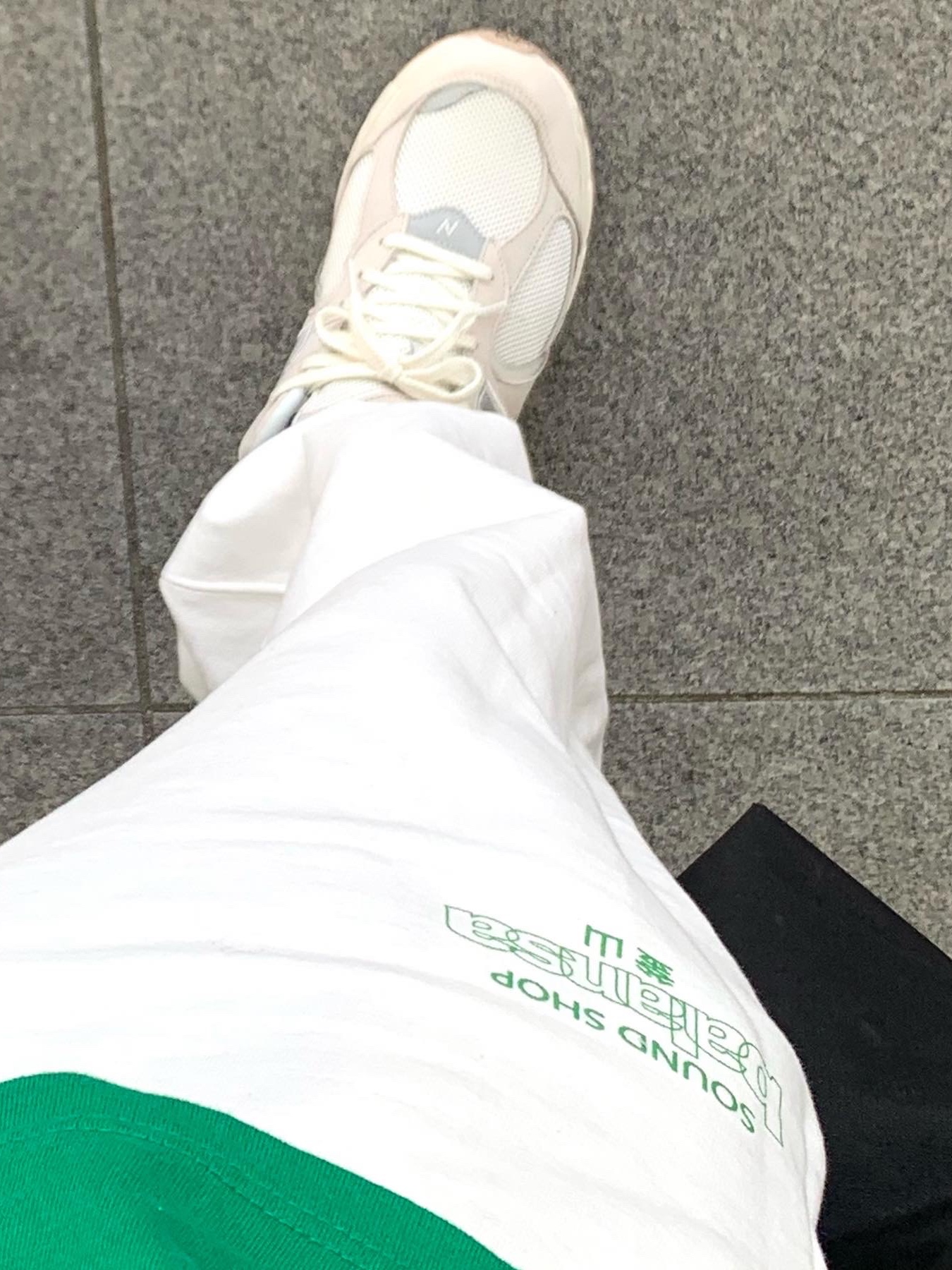 New Balance 2002R White Ivory 착용 스타일 - 2