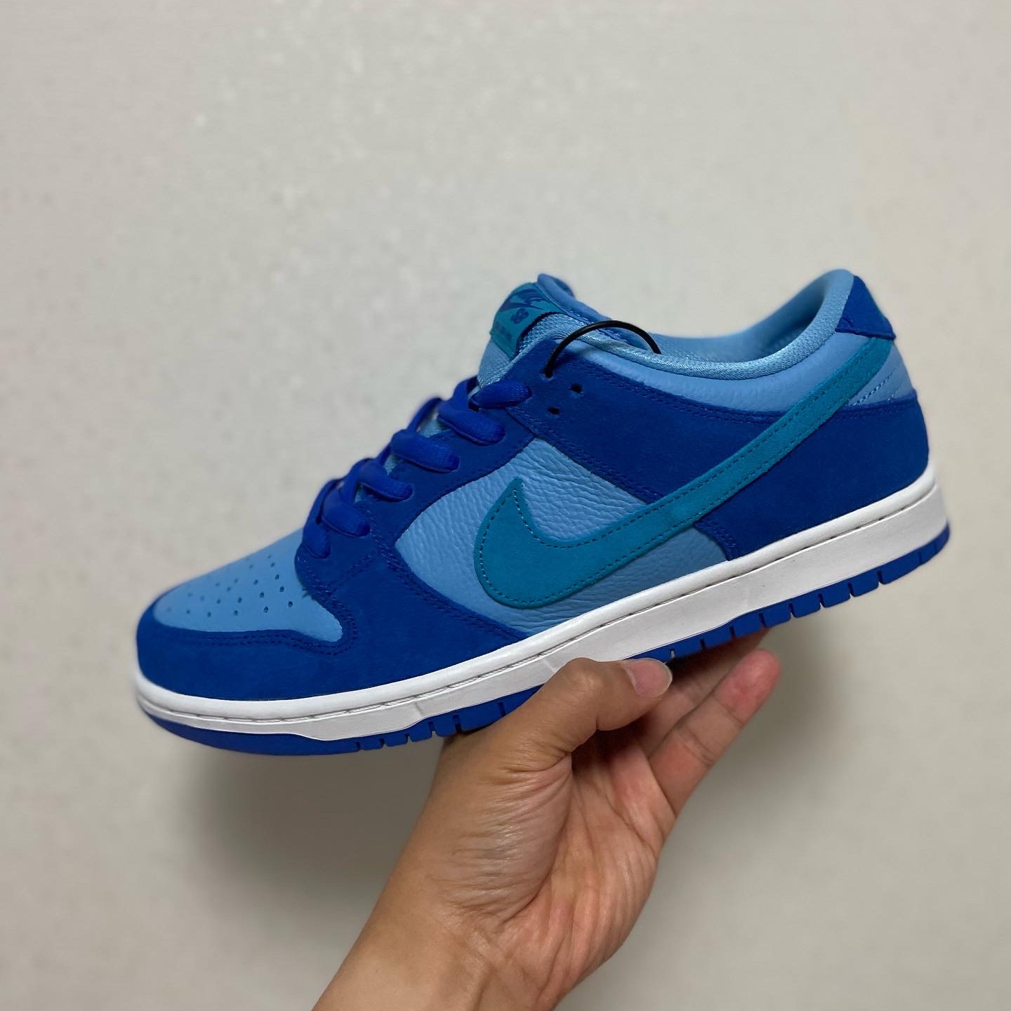 Nike SB Dunk Low Pro Blue Raspberry 착용 스타일 - 2