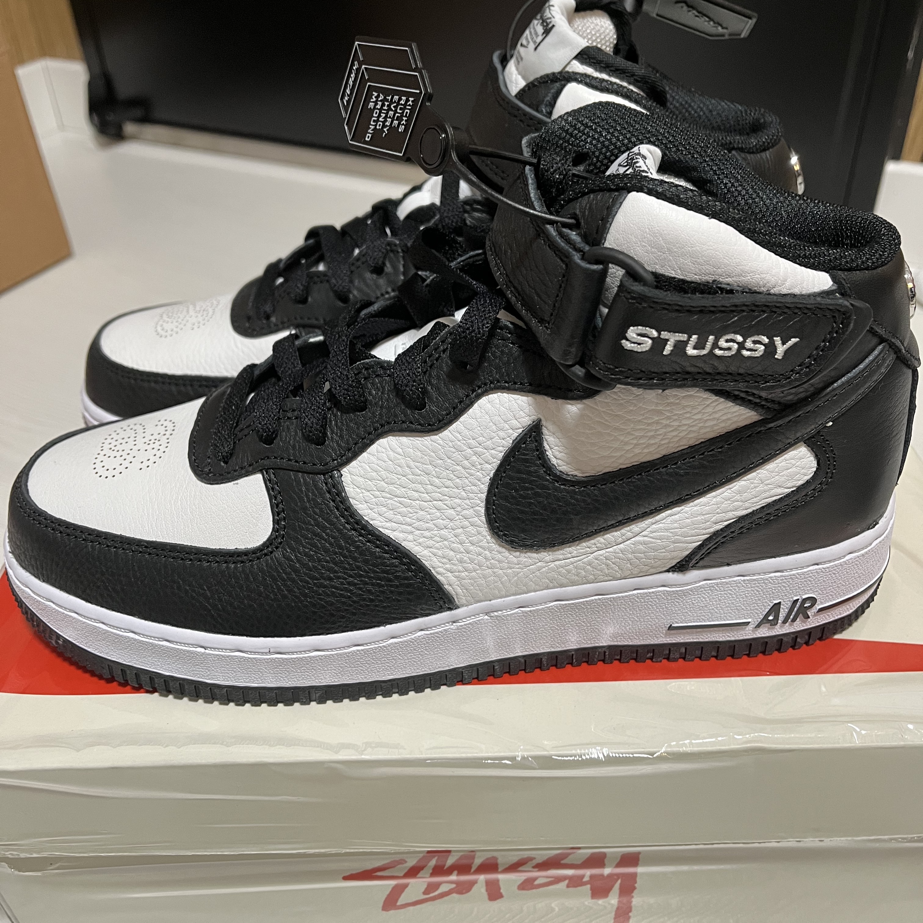 Nike x Stussy Air Force 1 '07 Mid SP Black and Light Bone 착용 스타일 - 1