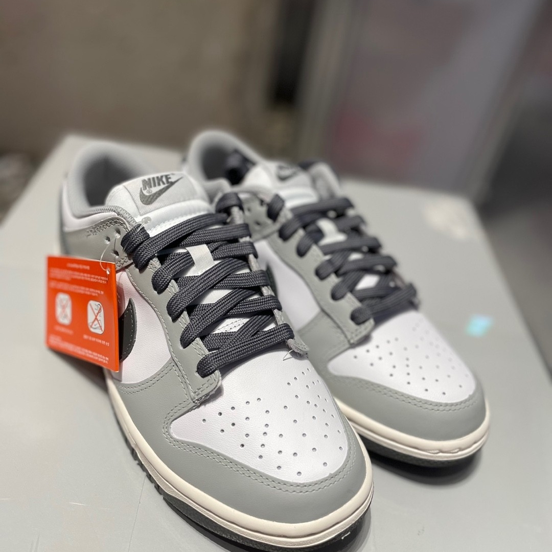 (W) Nike Dunk Low Light Smoke Grey, Jordan 1 x Travis Scott x Fragment Retro Low OG SP Military Blue 착용 스타일 - 1