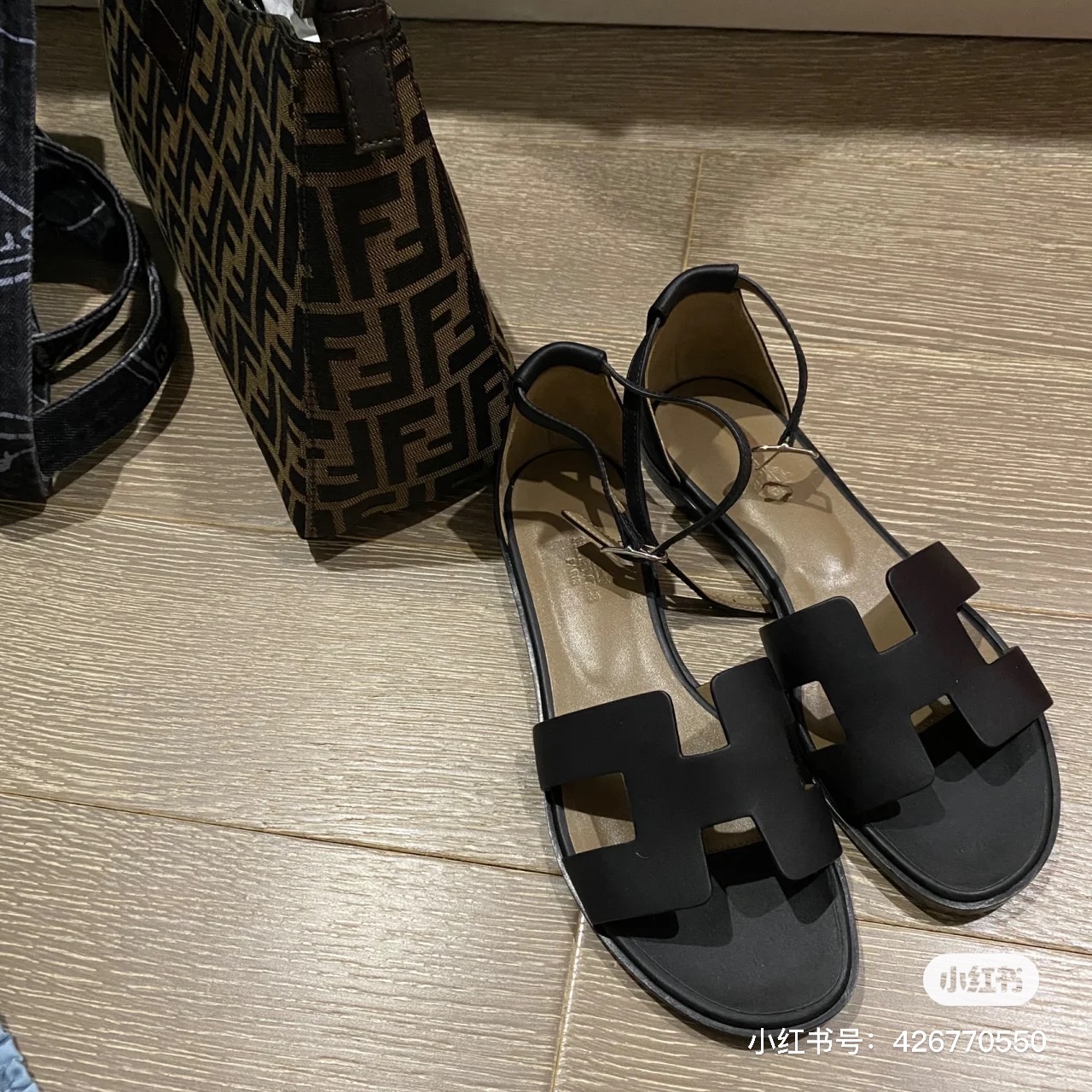 (W) Hermes Santorini Sandal Calfskin & Noir 착용 스타일 - 3
