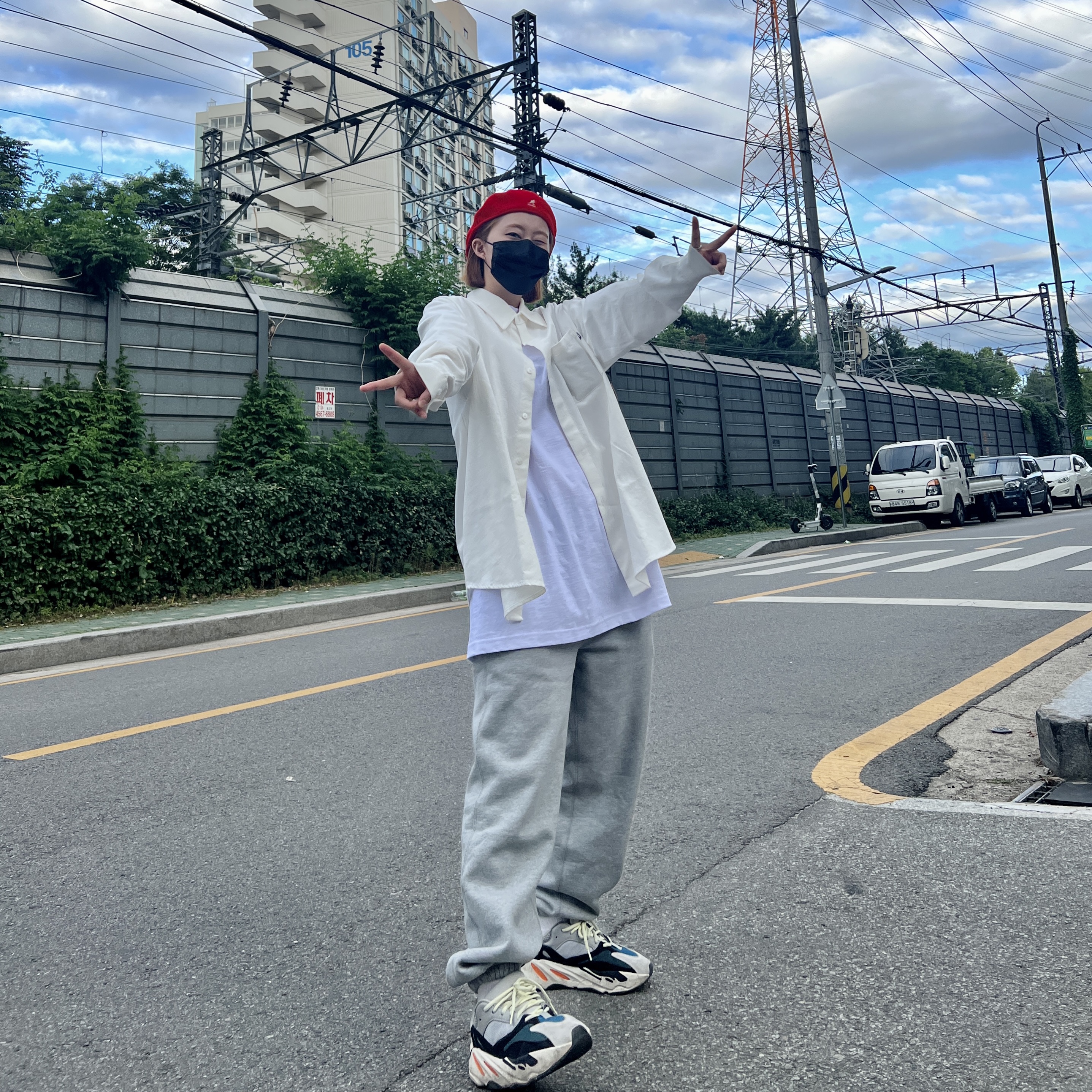 Adidas Yeezy Boost 700 Wave Runner Solid Grey 2021/2022, Nike NRG Solo Swoosh Fleece Pants Dark Grey Heather - Asia 착용 스타일