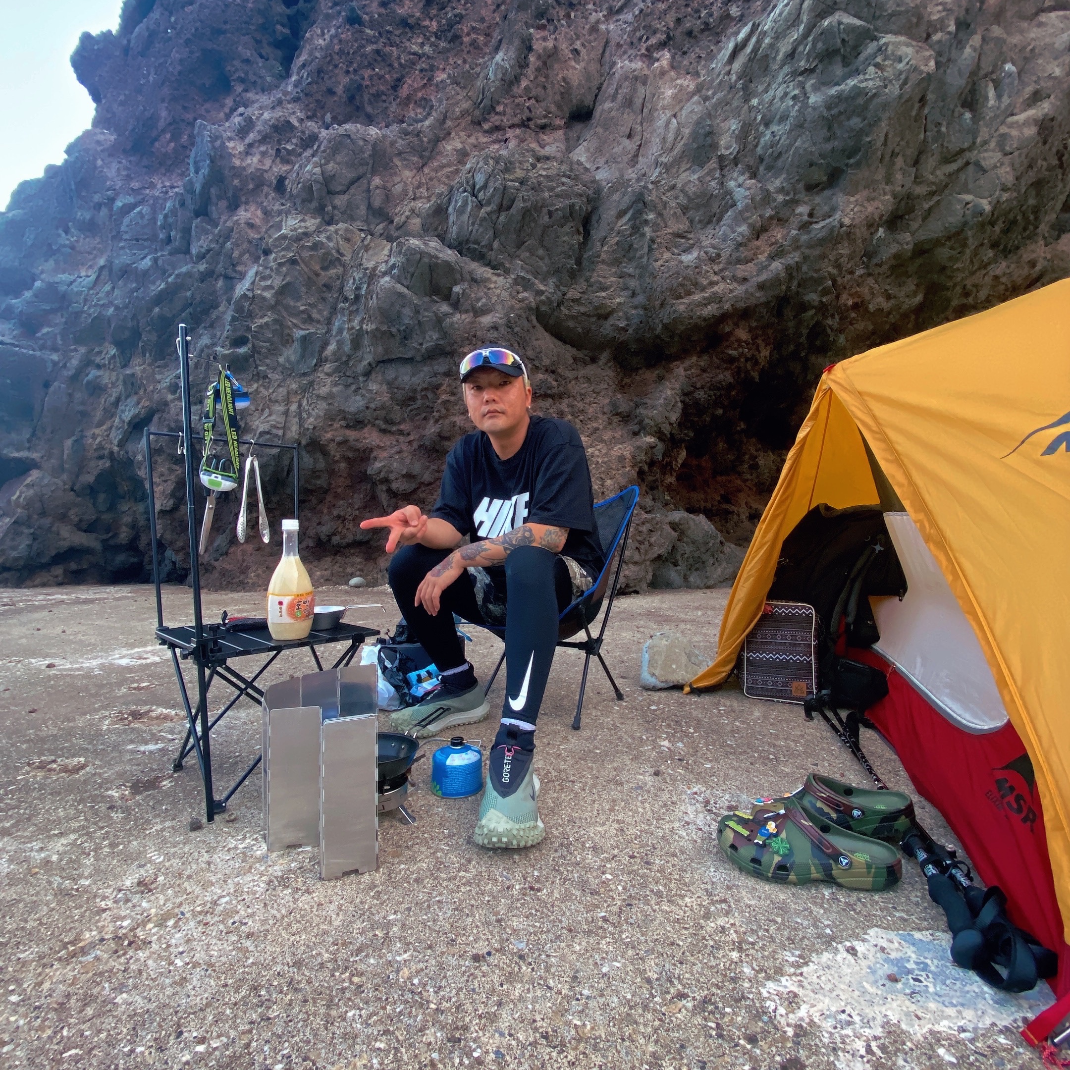 Nike ACG Mountain Fly Gore-Tex Clay Green, Nike ACG Hike T-Shirt Black - Asia 착용 스타일