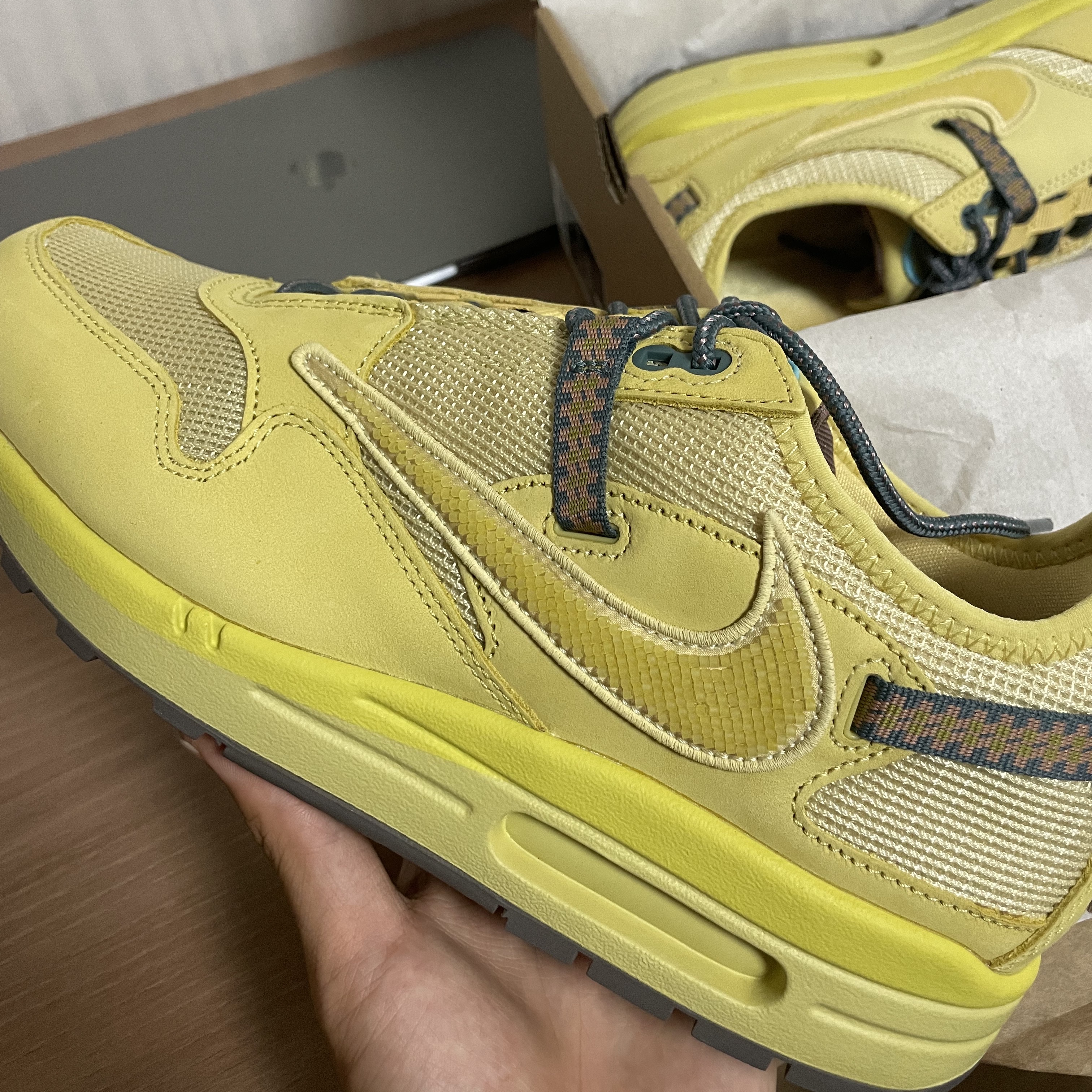 Nike x Travis Scott Air Max 1 Cact.us Gold 착용 스타일 - 3