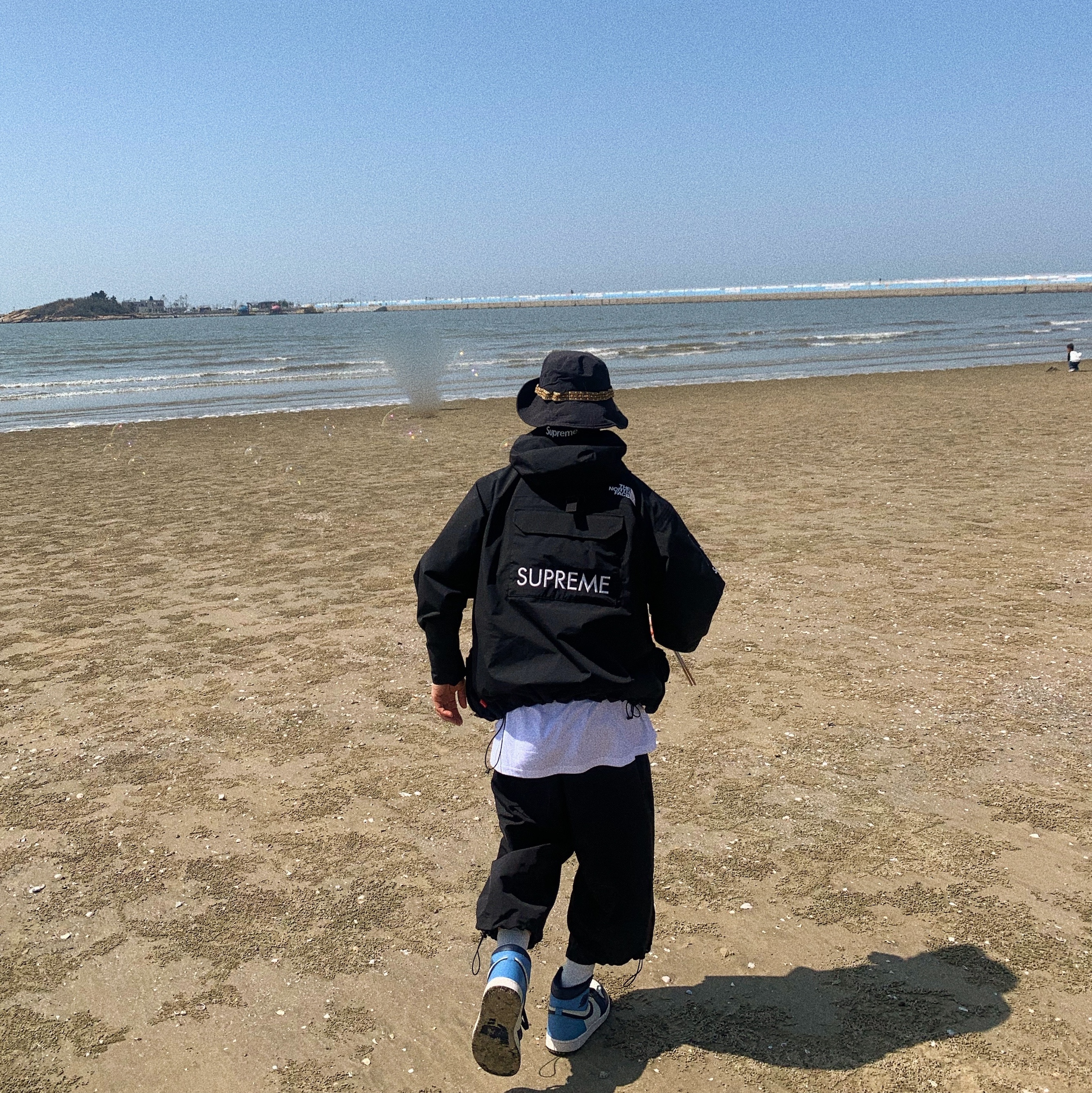 Jordan 1 Retro High Obsidian UNC, Supreme x The North Face Cargo Jacket Black - 20SS 착용 스타일 - 1