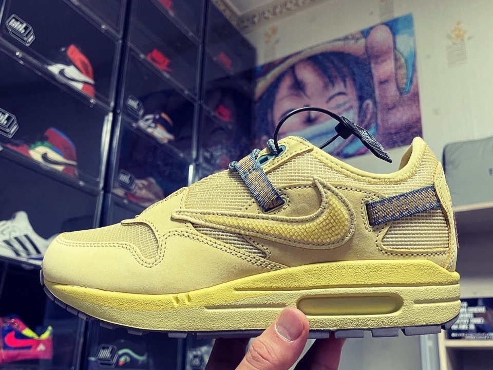 Nike x Travis Scott Air Max 1 Cact.us Gold 착용 스타일