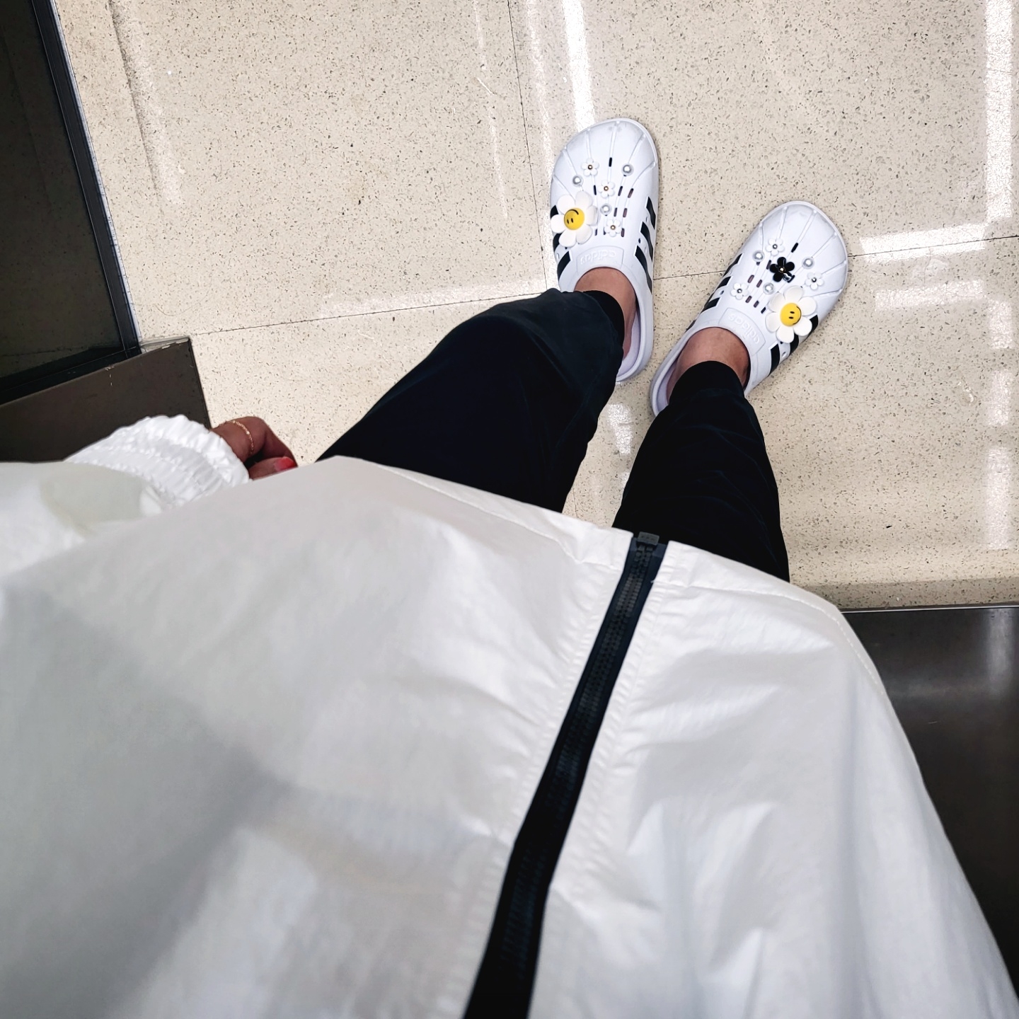 Adidas Adilette Clog White Black 착용 스타일