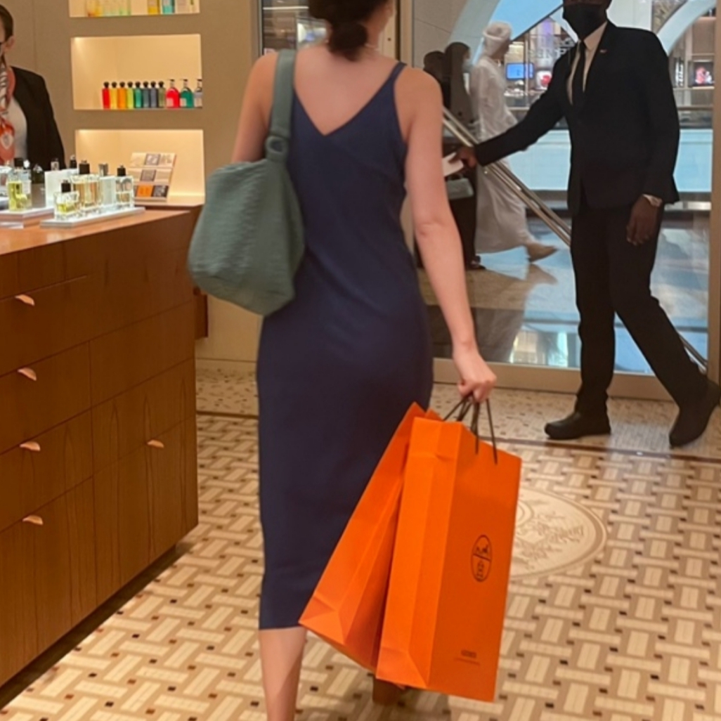 (W) Hermes Oran Sandal Calfskin & Gold Piqures Ecrues 착용 스타일 - 2