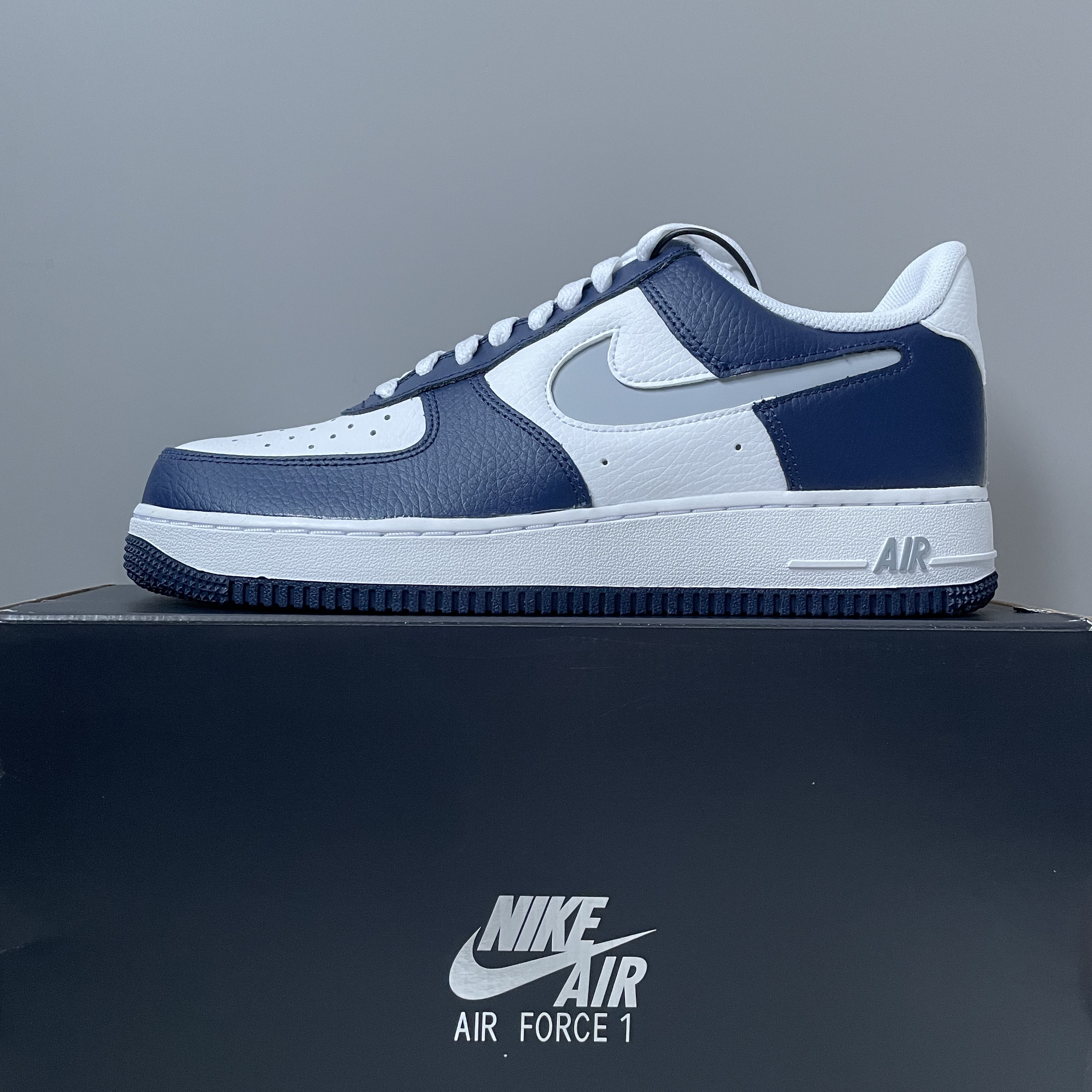 Nike Air Force 1 '07 Cut Out Swoosh Midnight Navy 착용 스타일