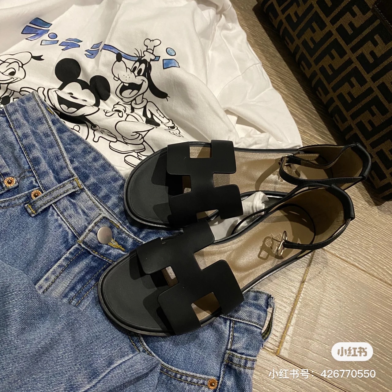 (W) Hermes Santorini Sandal Calfskin & Noir 착용 스타일 - 2