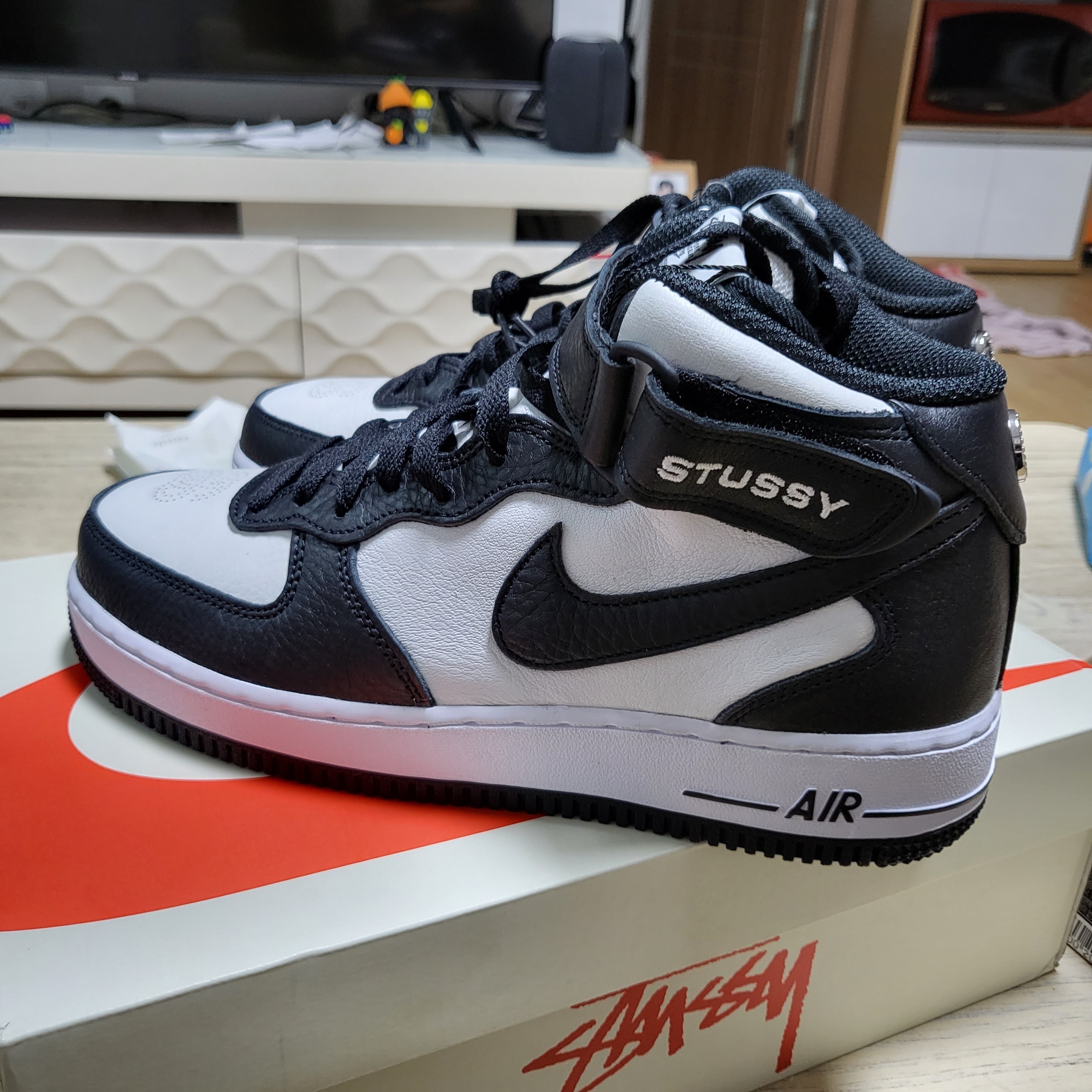 Nike x Stussy Air Force 1 '07 Mid SP Black and Light Bone 착용 스타일 - 2