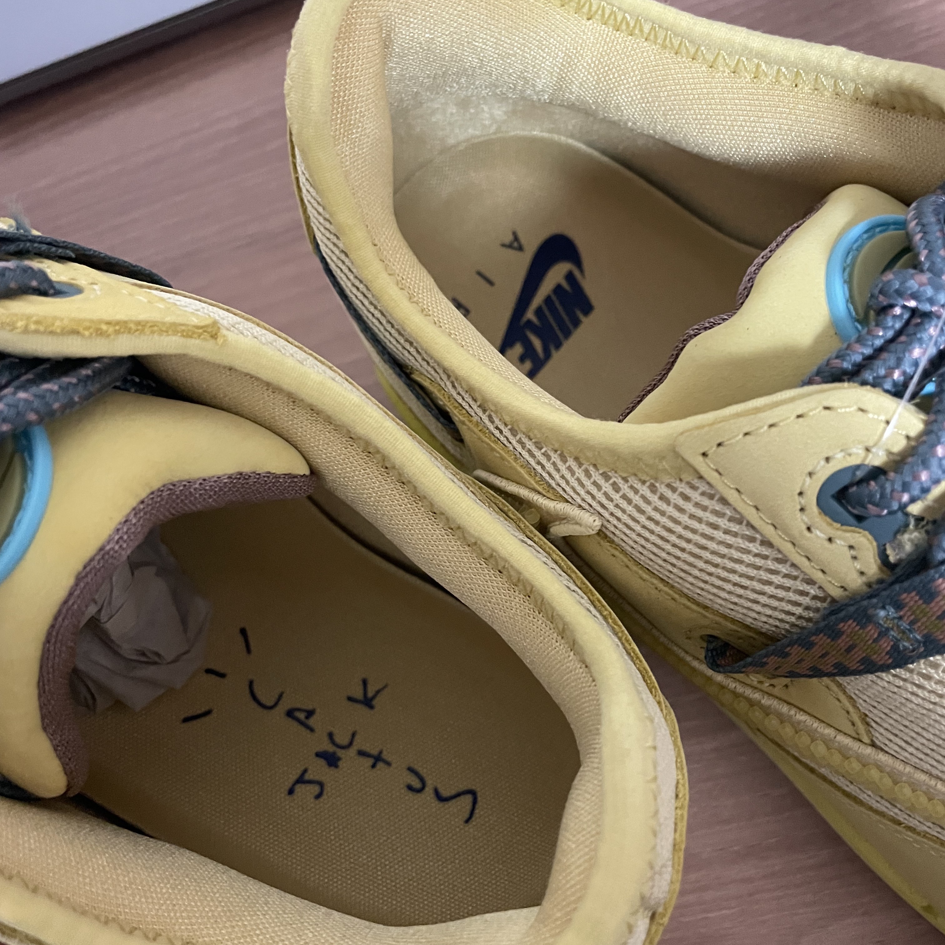 Nike x Travis Scott Air Max 1 Cact.us Gold 착용 스타일 - 2