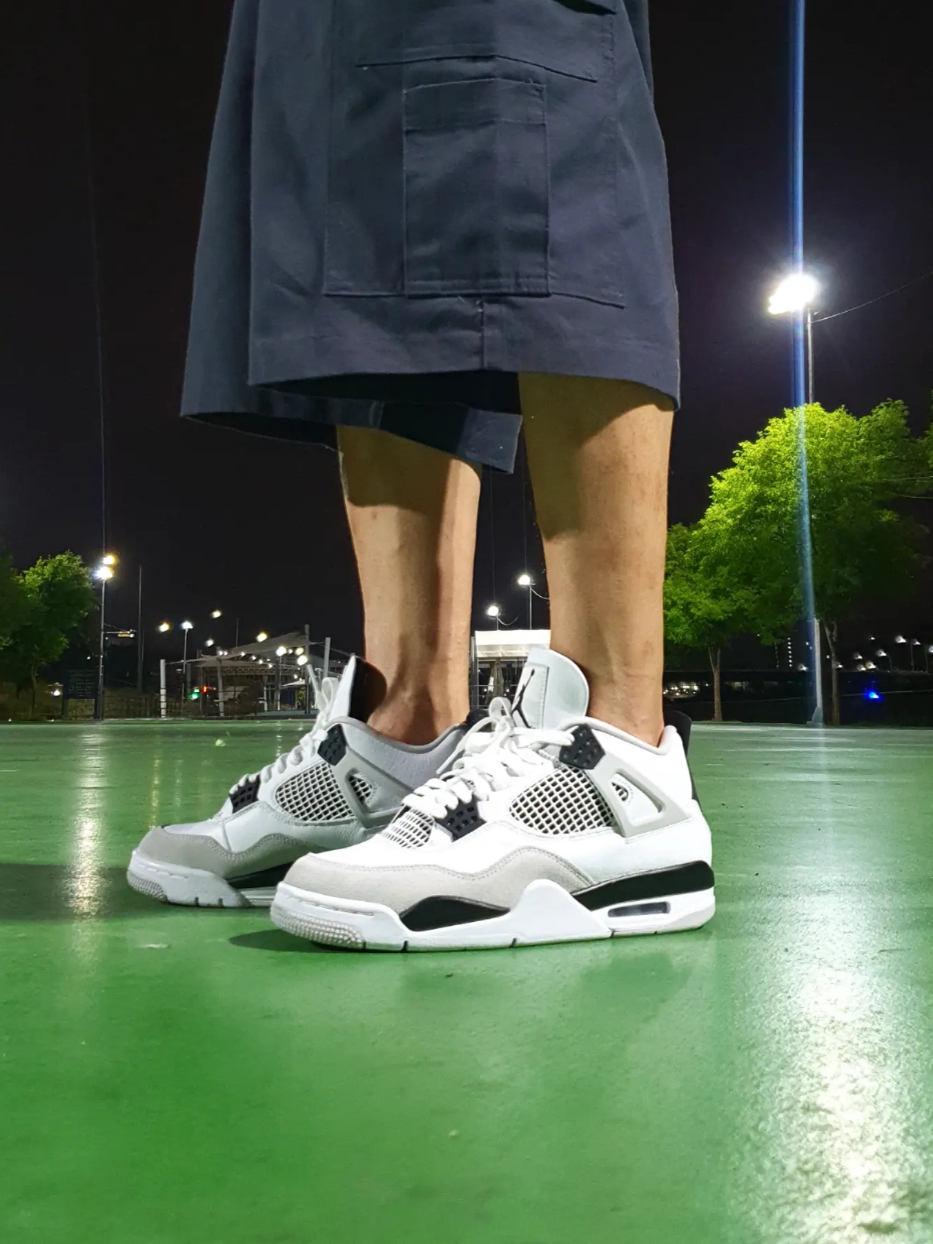 Jordan 4 Retro White and Black, Stussy World Tour Zip Hoodie Black 2022 착용 스타일 - 3