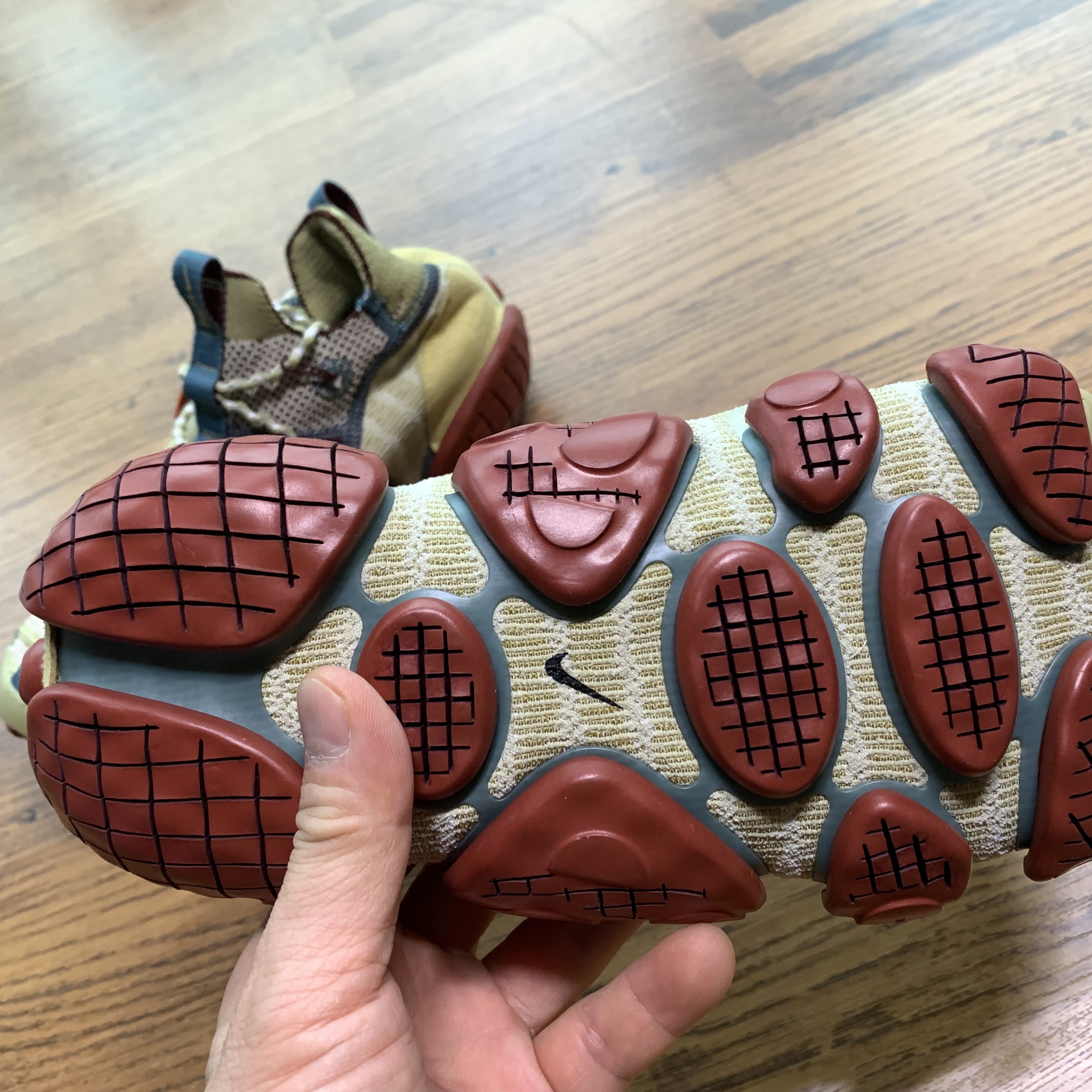Nike ISPA Link Barley and Desert Moss 착용 스타일 - 4