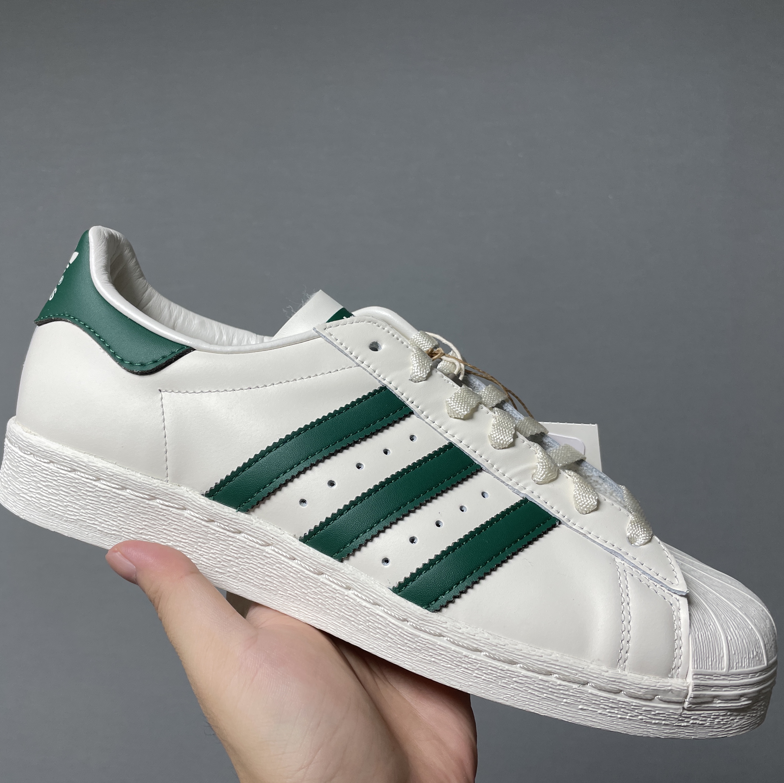 Adidas Superstar 82 Off White Dark Green 착용 스타일