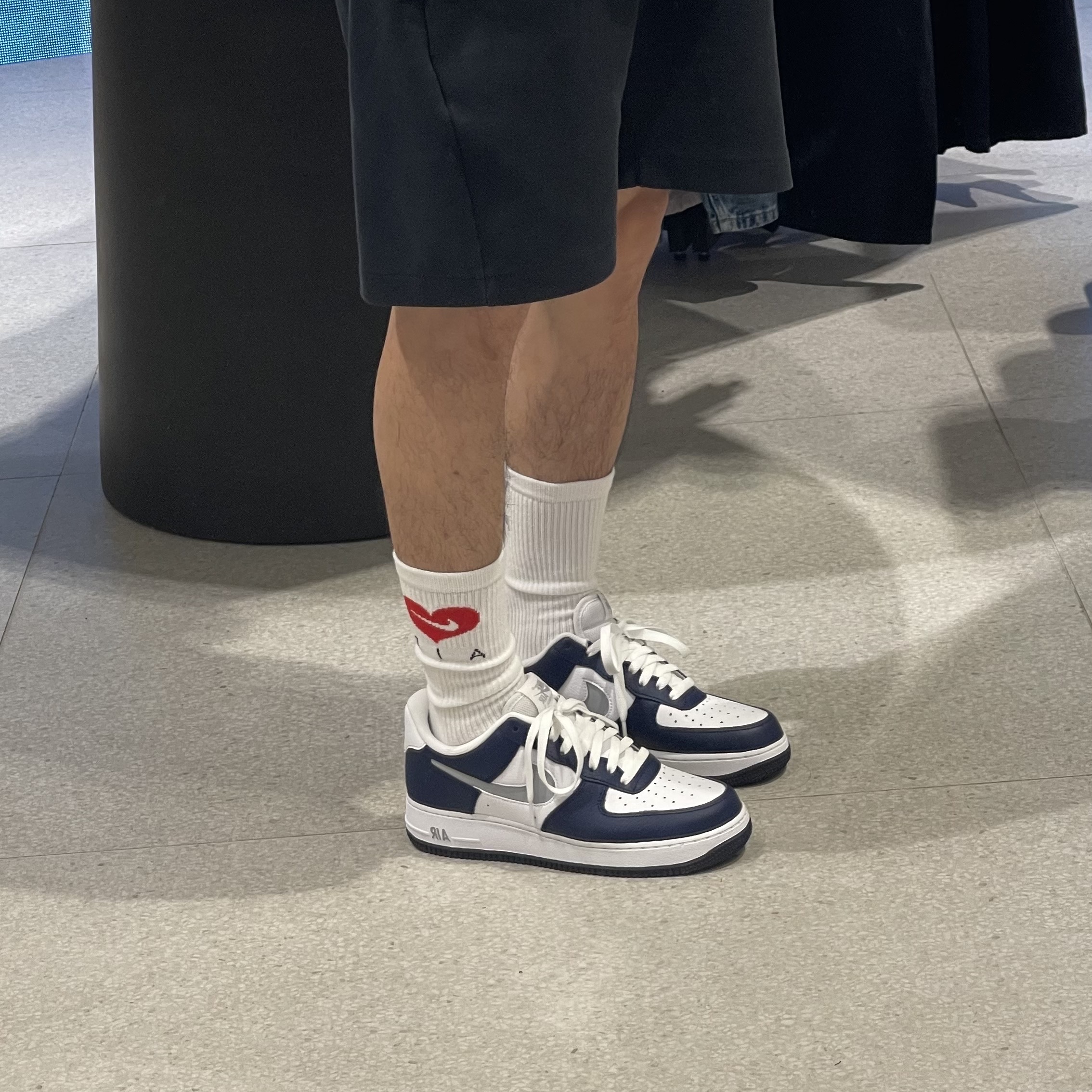 Nike Air Force 1 '07 Cut Out Swoosh Midnight Navy, Nike SNKRS 4th Anniversary Members Only T-Shirt White (CZ6366-100) 착용 스타일 - 2