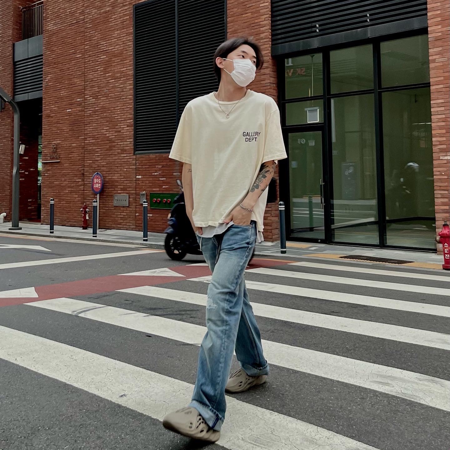 Adidas Yeezy Foam RNNR Stone Sage 착용 스타일