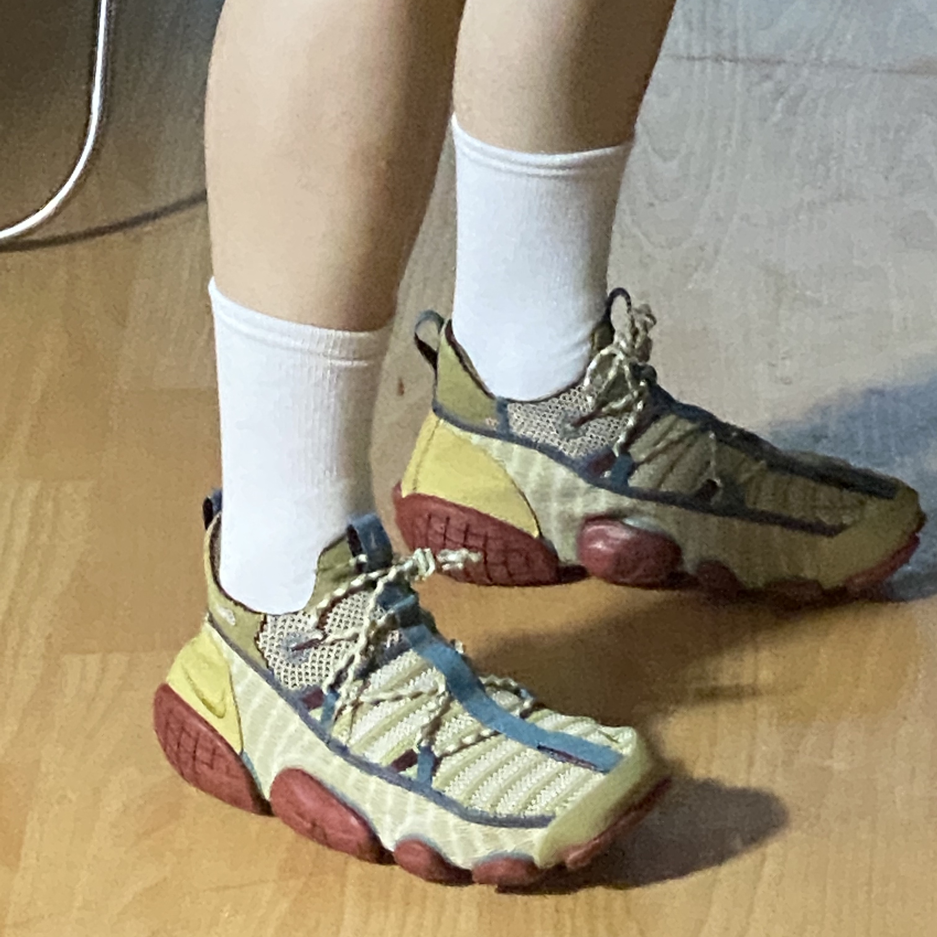 Nike ISPA Link Barley and Desert Moss 착용 스타일