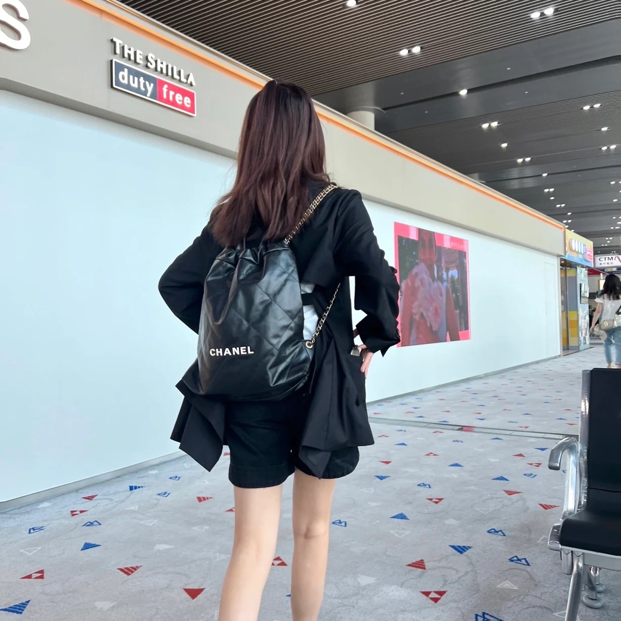Chanel 22 Backpack Shiny Calfskin & Gold Lacquered Black 착용 스타일 - 3