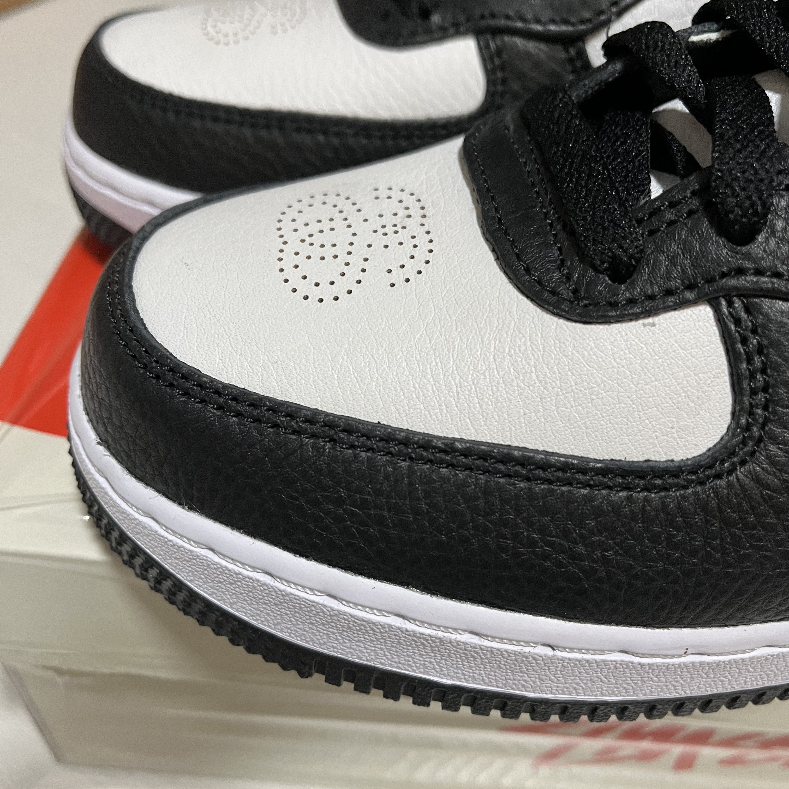 Nike x Stussy Air Force 1 '07 Mid SP Black and Light Bone 착용 스타일 - 4