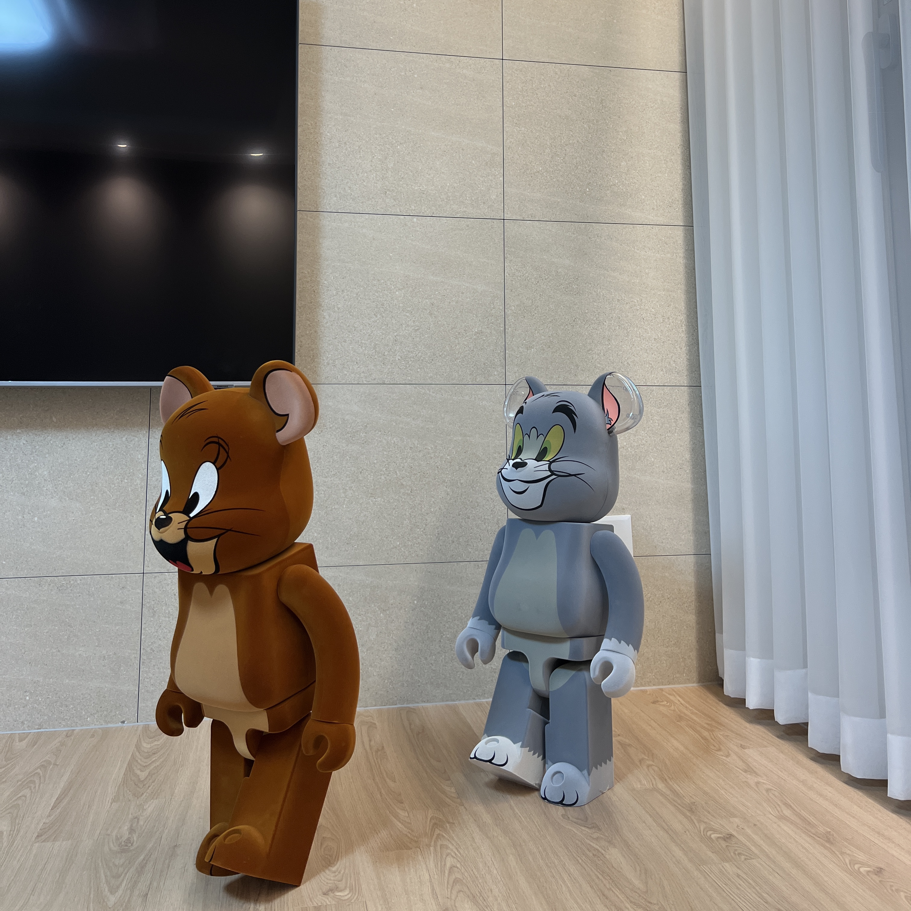 Bearbrick Tom & Jerry Jerry Flocky Ver. 1000%, Bearbrick Tom & Jerry Tom Flocky Ver. 1000% 착용 스타일