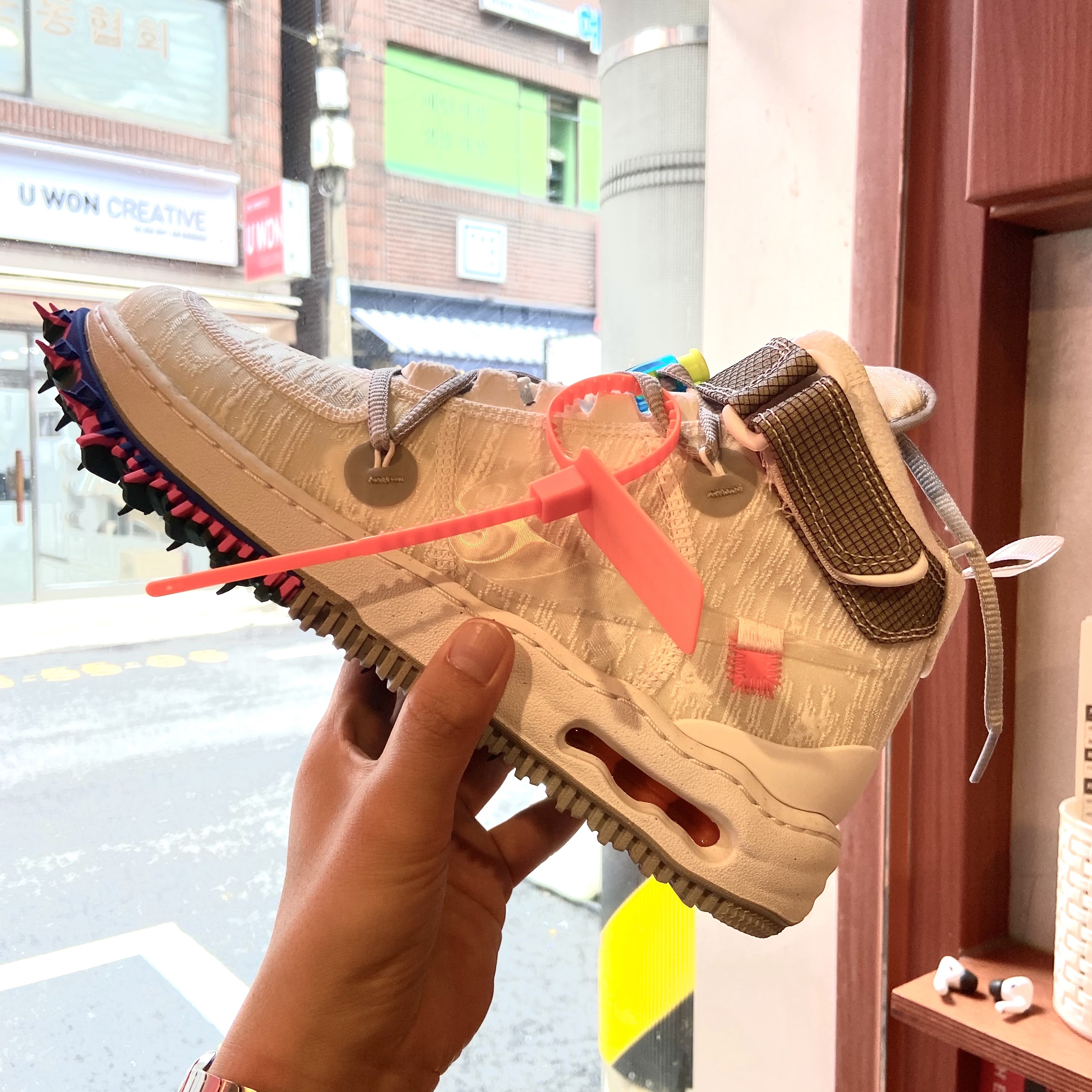 Nike x Off-White Air Force 1 Mid SP White 착용 스타일 - 1