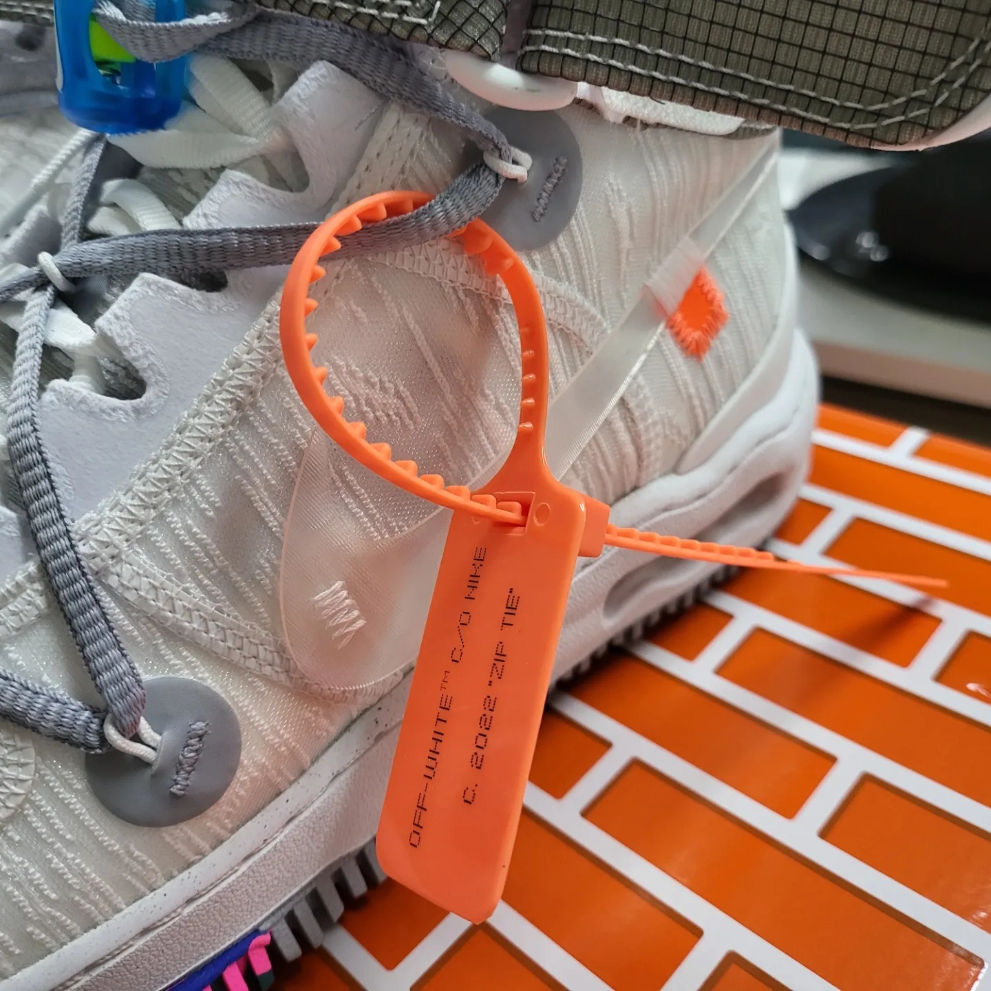 Nike x Off-White Air Force 1 Mid SP White 착용 스타일 - 4