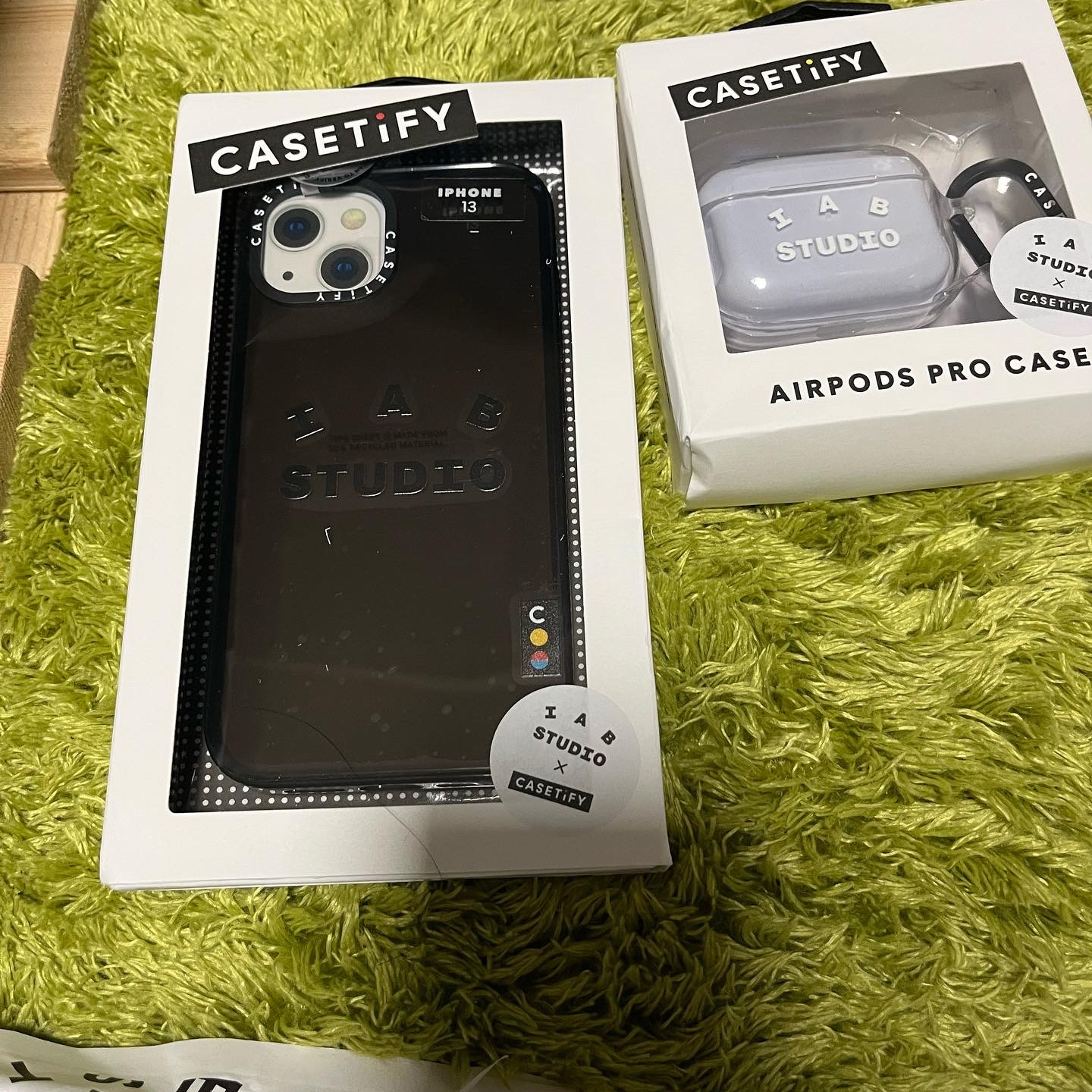 Casetify x IAB Studio iPhone Black Logo Impact Case Black, Casetify x IAB Studio Single White Logo AirPods Pro Case Clear 착용 스타일