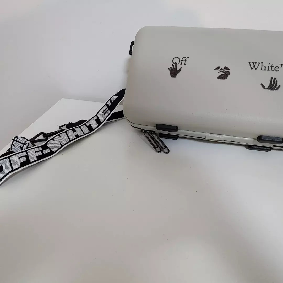 Off-White x Amore Pacific Protection Box (Without Cosmetics) 착용 스타일 - 2